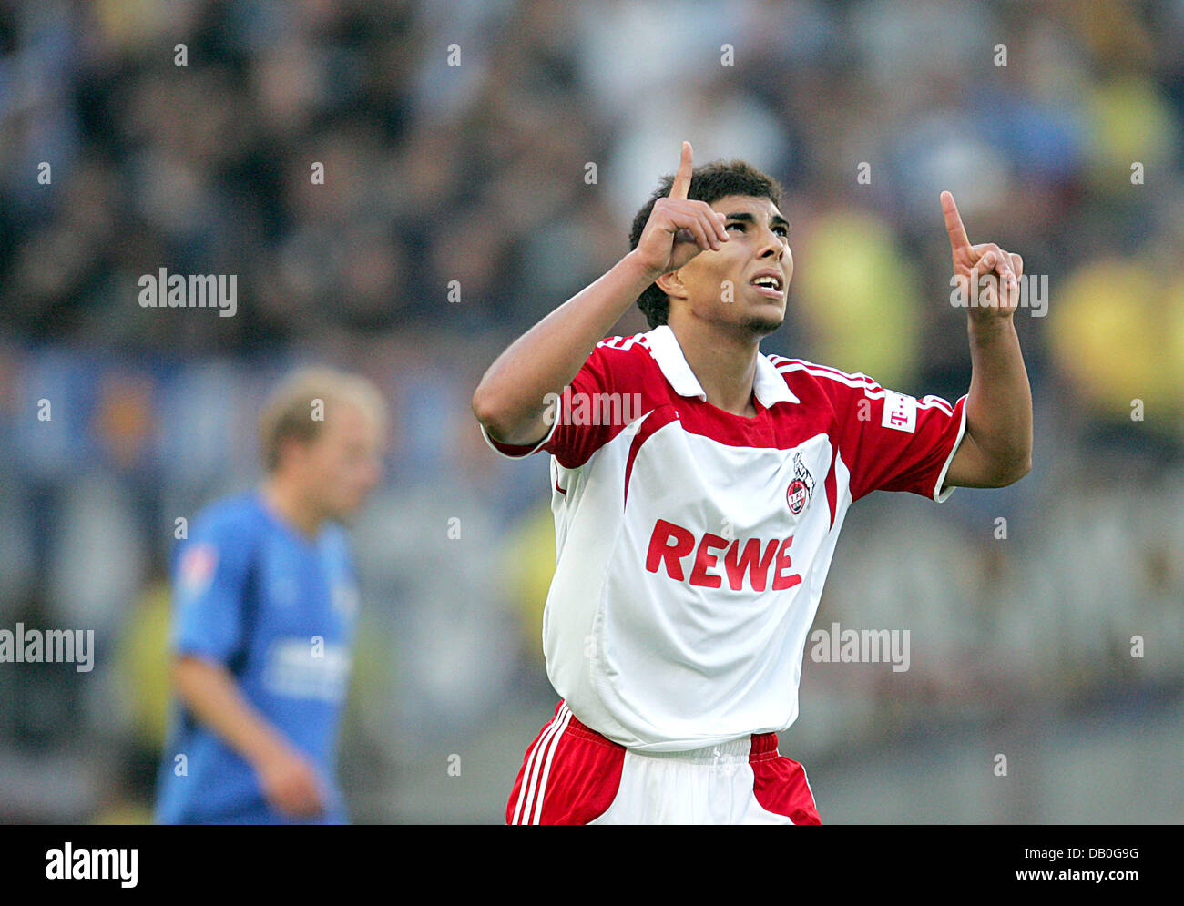 Doppel-Torschütze Adil Chihi Köln Cheers scoring 2-3 während der Bundesliga 2. Division Spiel 1. FC Köln V FC Carl Zeiss Jena im RheinEnergieStadion Köln, 24. August 2007. Köln startete eine Tour De Force, ein Defizit von 1-3 in ein 4: 3-Sieg von Jena zu verwandeln. Foto: Rolf Vennebernd Stockfoto