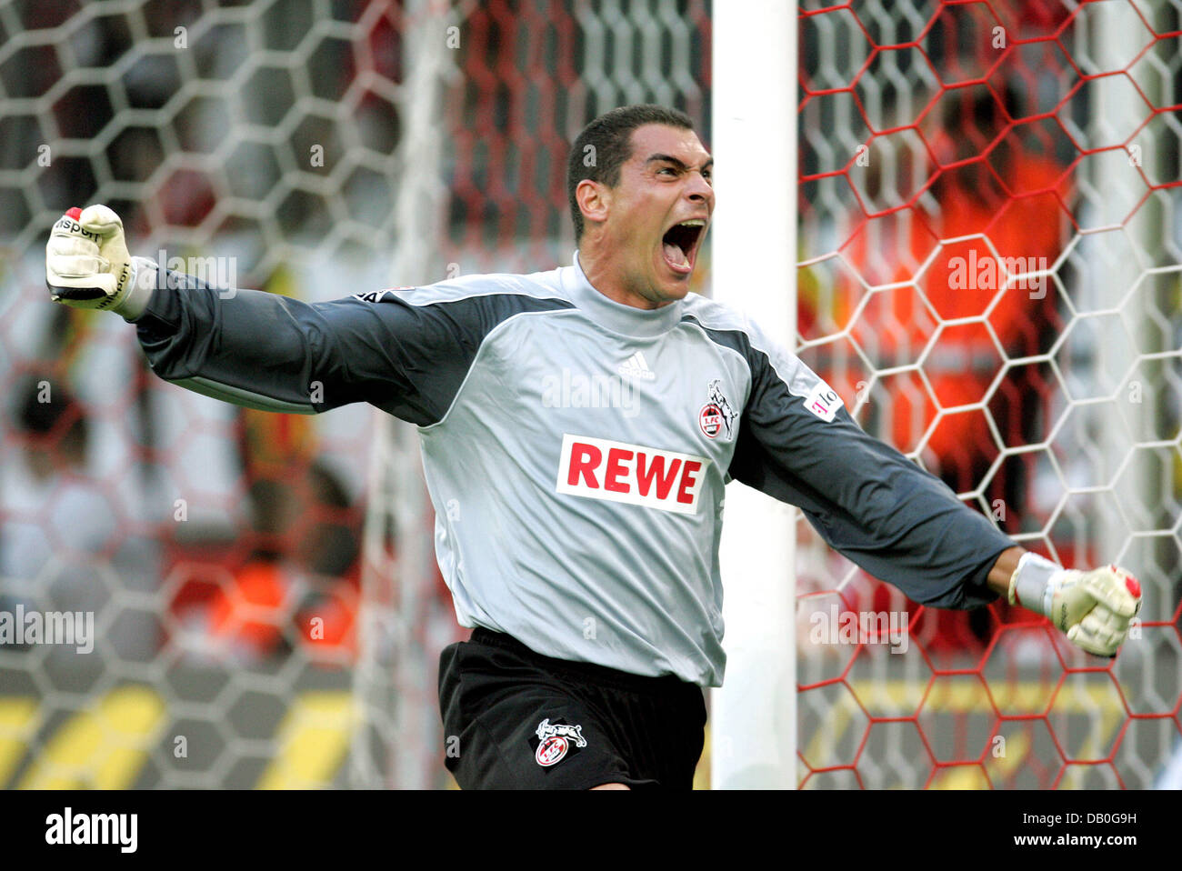 Köln Torwart Fayd Mondragon spielt verrückt über seinem Club 4-3 Gewinner während der Bundesliga 2. Division Spiel 1. FC Köln V FC Carl Zeiss Jena im RheinEnergieStadion Köln, 24. August 2007. Köln startete eine Tour De Force, ein Defizit von 1-3 in ein 4: 3-Sieg von Jena zu verwandeln. Foto: Rolf Vennebernd Stockfoto