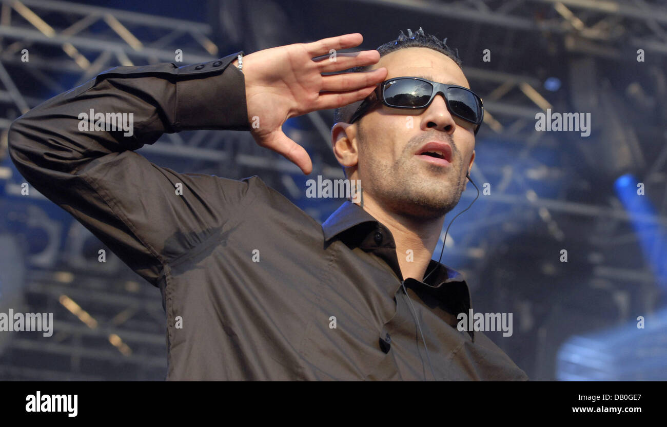 Deutscher Rapper Bushido Auf Der Buhne Die Anti Gewalt Fuhrt Konzert Schau Nicht Weg Vor Dem Brandenburger Tor In Berlin 25 August 2007 Das Benefiz Konzert Soll Eine Erklarung Fur Einen Friedlichen Start