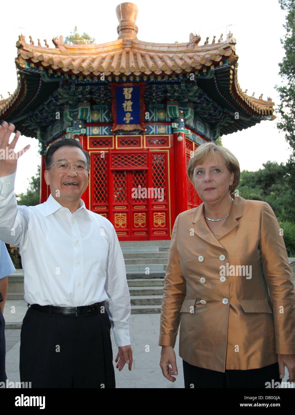 Bundeskanzlerin Angela Merkel und der chinesische Ministerpräsident Wen Jiabao posieren vor einem Tee-Pavillon, wie sie einen Spaziergang durch den Zhongshan Park in Peking, China, 27. August 2007. Beijing ist Merkels erste Anlaufstelle bei ihrem sechs-Tages-Besuch in China und Japan. Foto: Peer Grimm Stockfoto