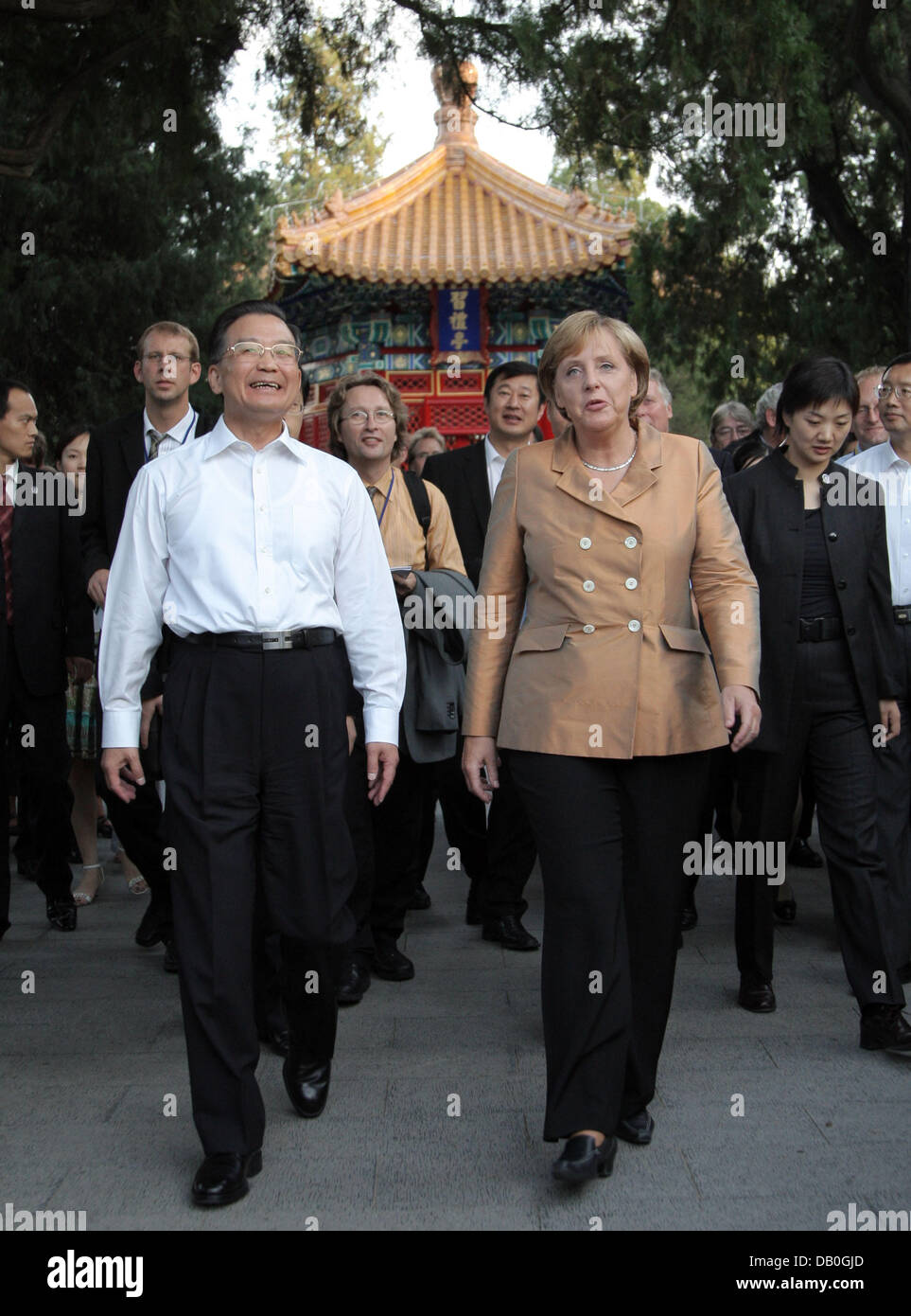 Bundeskanzlerin Angela Merkel und der chinesische Ministerpräsident Wen Jiabao machen Sie einen Spaziergang durch den Zhongshan Park in Peking, China, 27. August 2007. Beijing ist Merkels erste Anlaufstelle bei ihrem sechs-Tages-Besuch in China und Japan. Foto: Peer Grimm Stockfoto