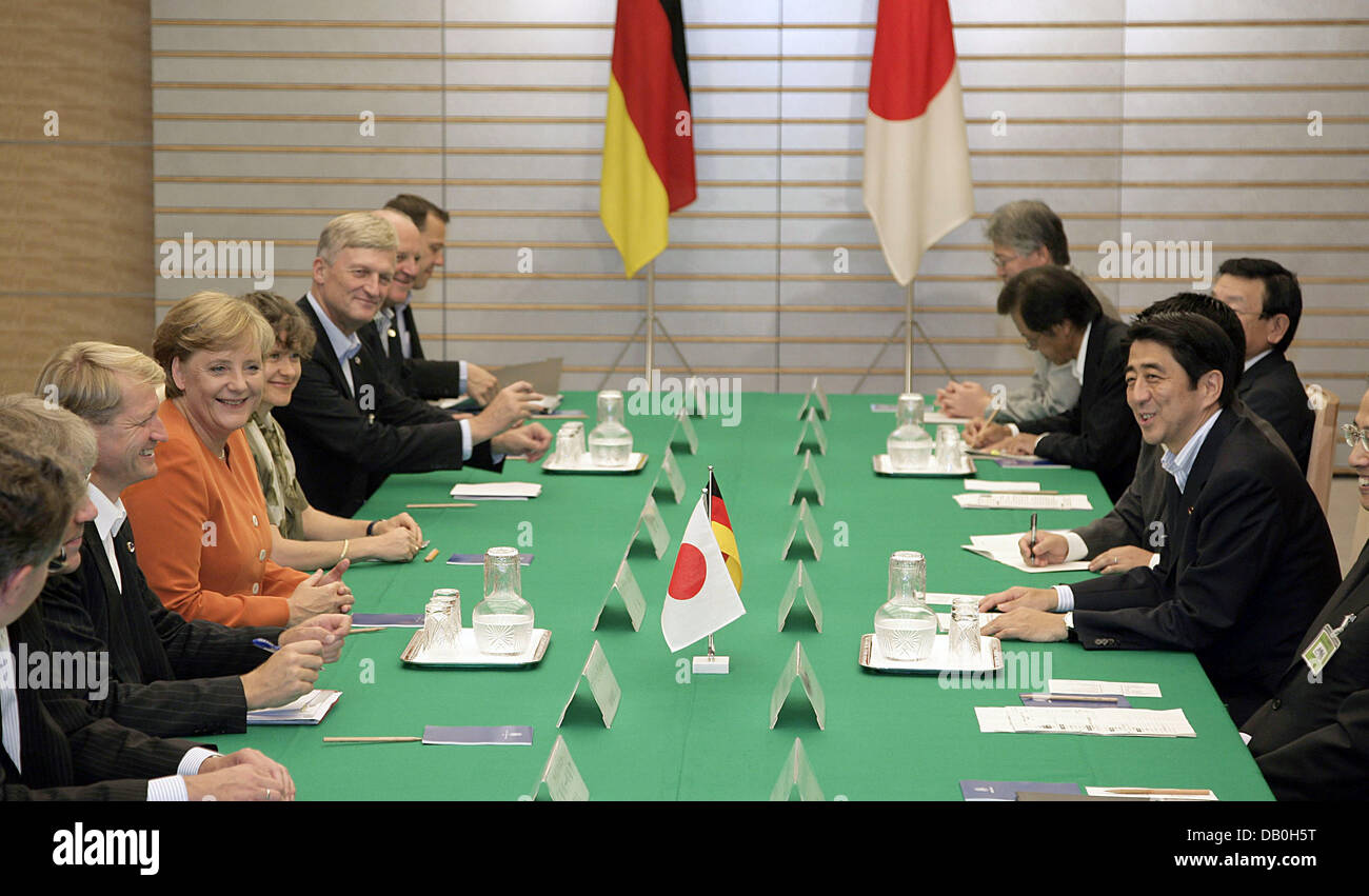 Bundeskanzlerin Angela Merkel und der japanische Premierminister Shinzo Abe sind vor ihrer Gespräche in Tokio, Japan, 29. August 2007 abgebildet. Deutschland und Japan wollen zusammenarbeiten, um Klimawandel und globale Erwärmung zu bekämpfen. Tokio ist die dritte Station auf Merkels 6-Tages-Reise nach China und Japan. Foto: Peer Grimm Stockfoto