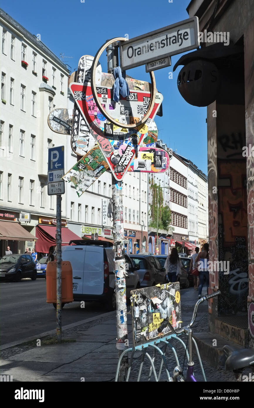 Streetart mit Skateboards, in Berlin-Kreuzberg Stockfoto