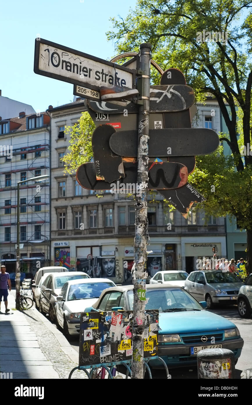 Streetart mit Skateboards, in Berlin-Kreuzberg Stockfoto