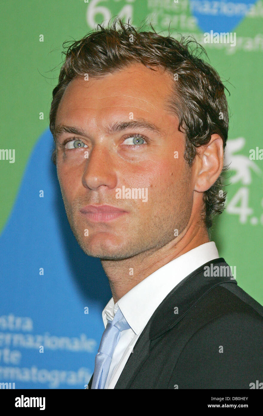 Britischer Schauspieler Jude Law stellt bei Photocall zum Film "Sleuth" im Palazzo del Casino während der 64. Filmfestspiele von Venedig in Venedig, 30. August 2007. Foto: Hubert Boesl Stockfoto