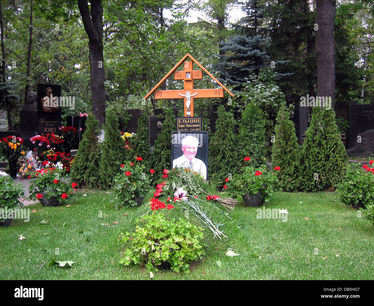 Das Foto zeigt das Grab des ehemaligen russischen Präsidenten Boris Jelzin auf dem Friedhof des neuen "Maiden Kloster" ("Neues Jungfrauenkloster") in Moskau, 30. August 2007. Raum ist selten auf viele Friedhöfe in den größeren Städten Russlands. Bis zu 14,000 Euro haben sogar ein Grab auf einem abgelegenen Friedhof in Moskau bezahlt werden. Foto: Ulf Mauder Stockfoto