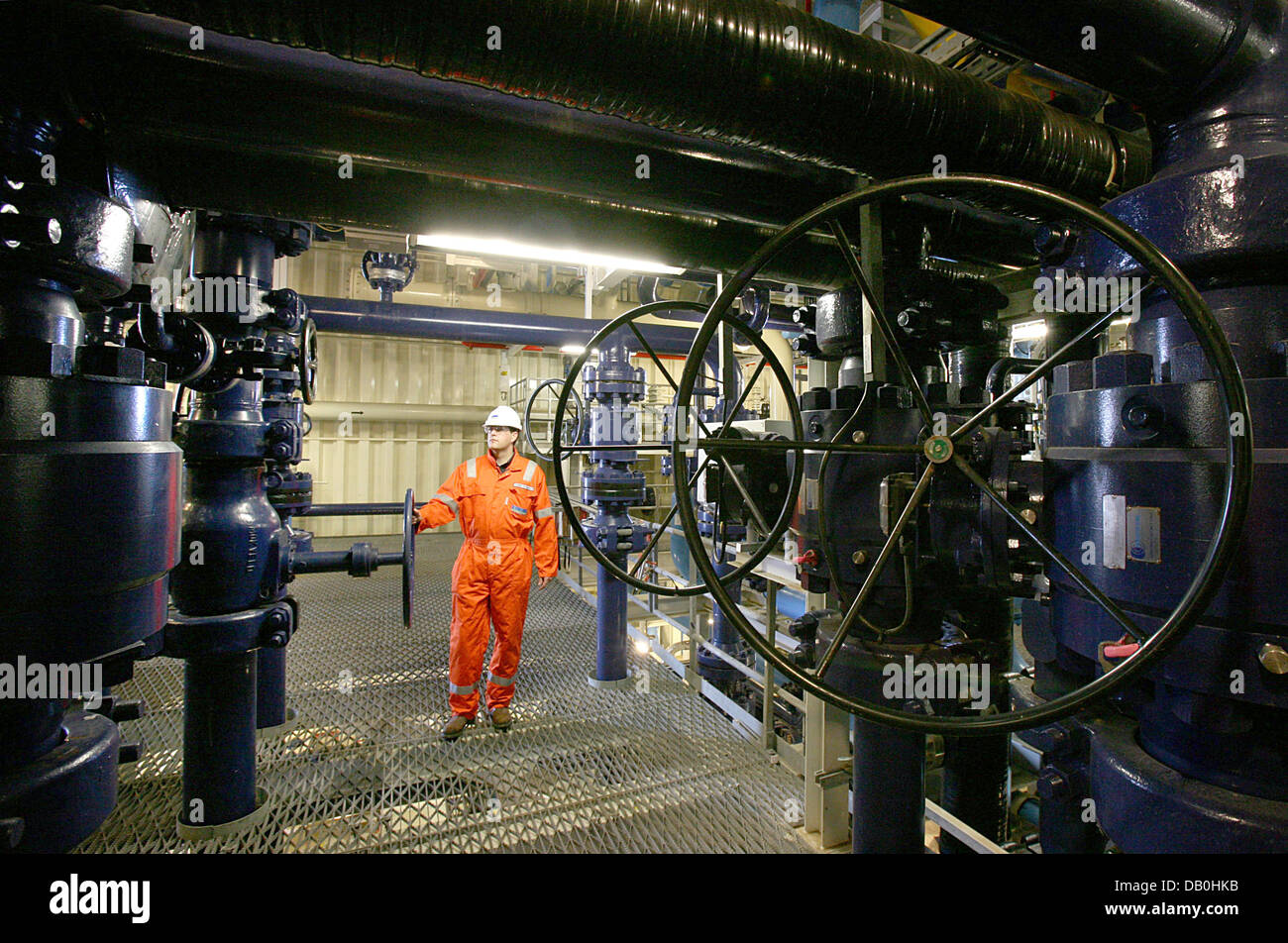 Bin Mitarbeiter der Energiekonzern Wintershall arbeiten auf Bohrinsel L8 P4 Erdgas OffshoreDen