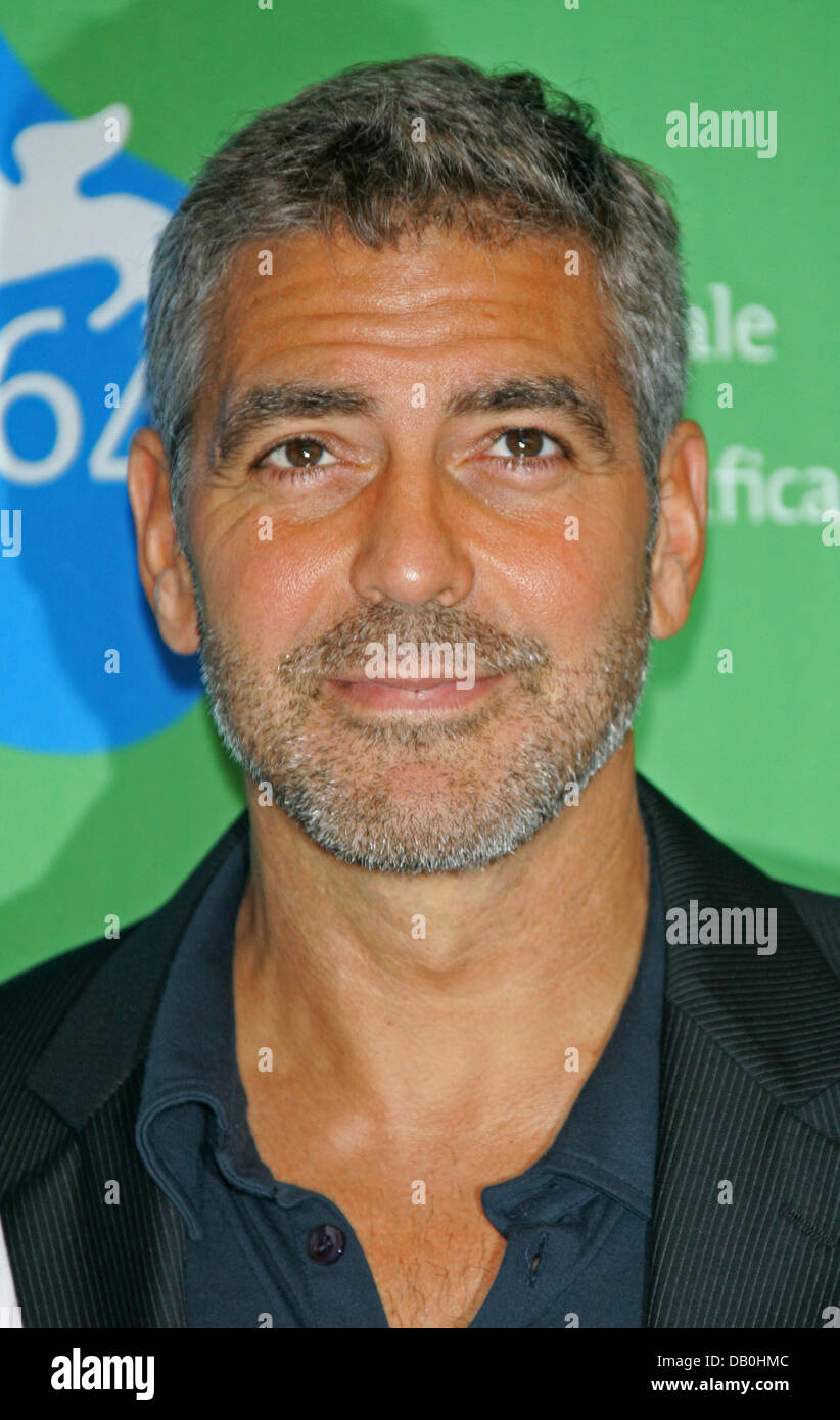 US Schauspieler George Clooney stellt nach der Pressekonferenz seines Films "Michael Clayton" während des 64. Venedig Film Festival im Palazzo del Casino in Venedig, Italien, 31. August 2007. Foto: Hubert Boesl Stockfoto