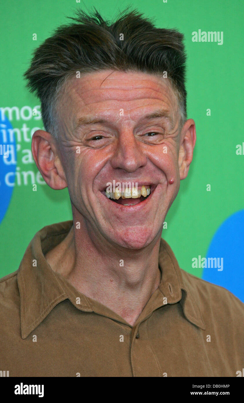 Regie Alex Cox stellt nach der Pressekonferenz seines Films "Searchers 2.0" während des 64. Venedig Film Festival im Palazzo del Casino in Venedig, Italien, 31. August 2007. Foto: Hubert Boesl Stockfoto