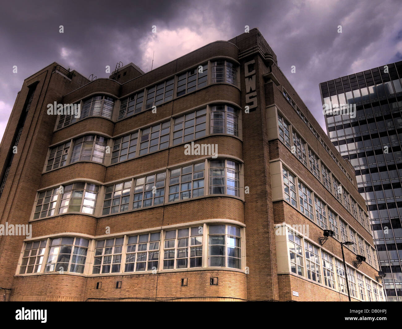 Der Stil der 1920er CWS Gebäude mit stürmischen Himmel Stockfoto