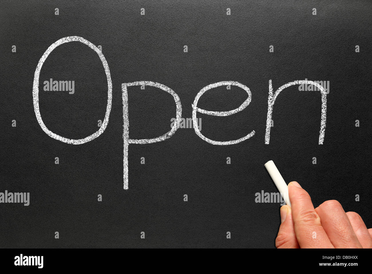 Öffnen Sie in weißer Kreide auf eine Tafel geschrieben. Stockfoto