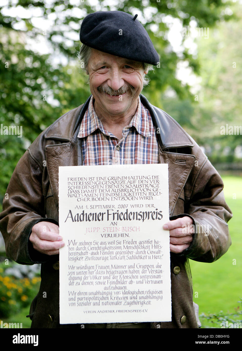 Jupp Steinbusch stellt mit dem Dokument des Aachener Friedenspreis in Aachen, Deutschland, 1. September 2007. Steinbusch wird mit der Aachener Friedenspreis für Reisen durch dann Krieg Länder Bosnien, Kroatien und Serbien im Jahr 1996 mit seinem Kinderzirkus "Pinocchio" ausgezeichnet. Foto: Rolf Vennenbernd Stockfoto