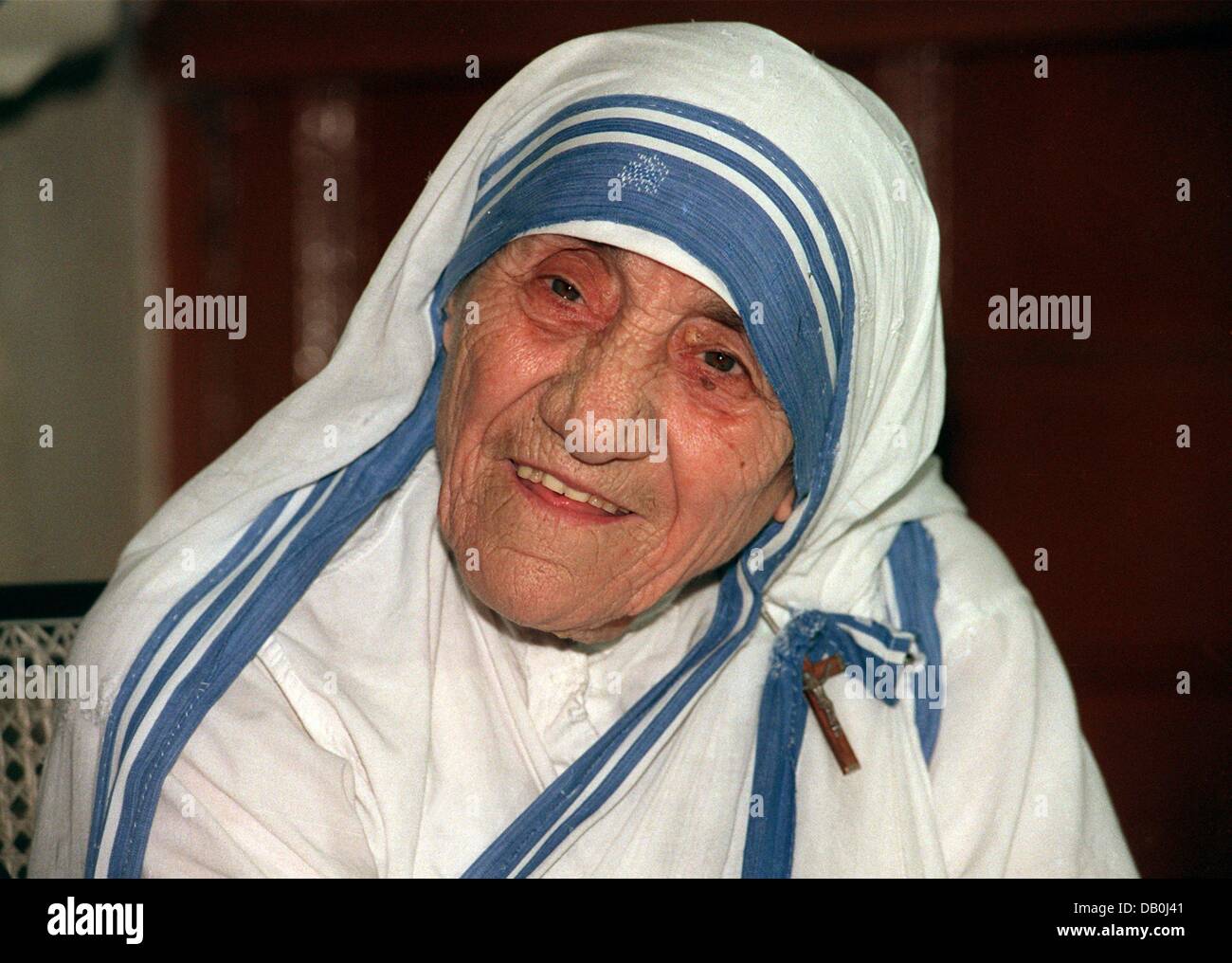 (Dpa-Datei) Die Datei Bild vom 11. April 1995 zeigt Ordensgründerin und Nobel Peace Prize Laureate Mutter Teresa. Vor zehn Jahren starb Mutter Teresa am 5. September 1997 in Kalkutta, Indien. Papst Johannes Paul II. seliggesprochen ihr im Jahr 2003, Ssanctification wird folgen. Der "Engel der Armen" gegründet, der Reihenfolge erste letzten Wohnort in Kalkutta, heute über 5.000 solcher s Stockfoto