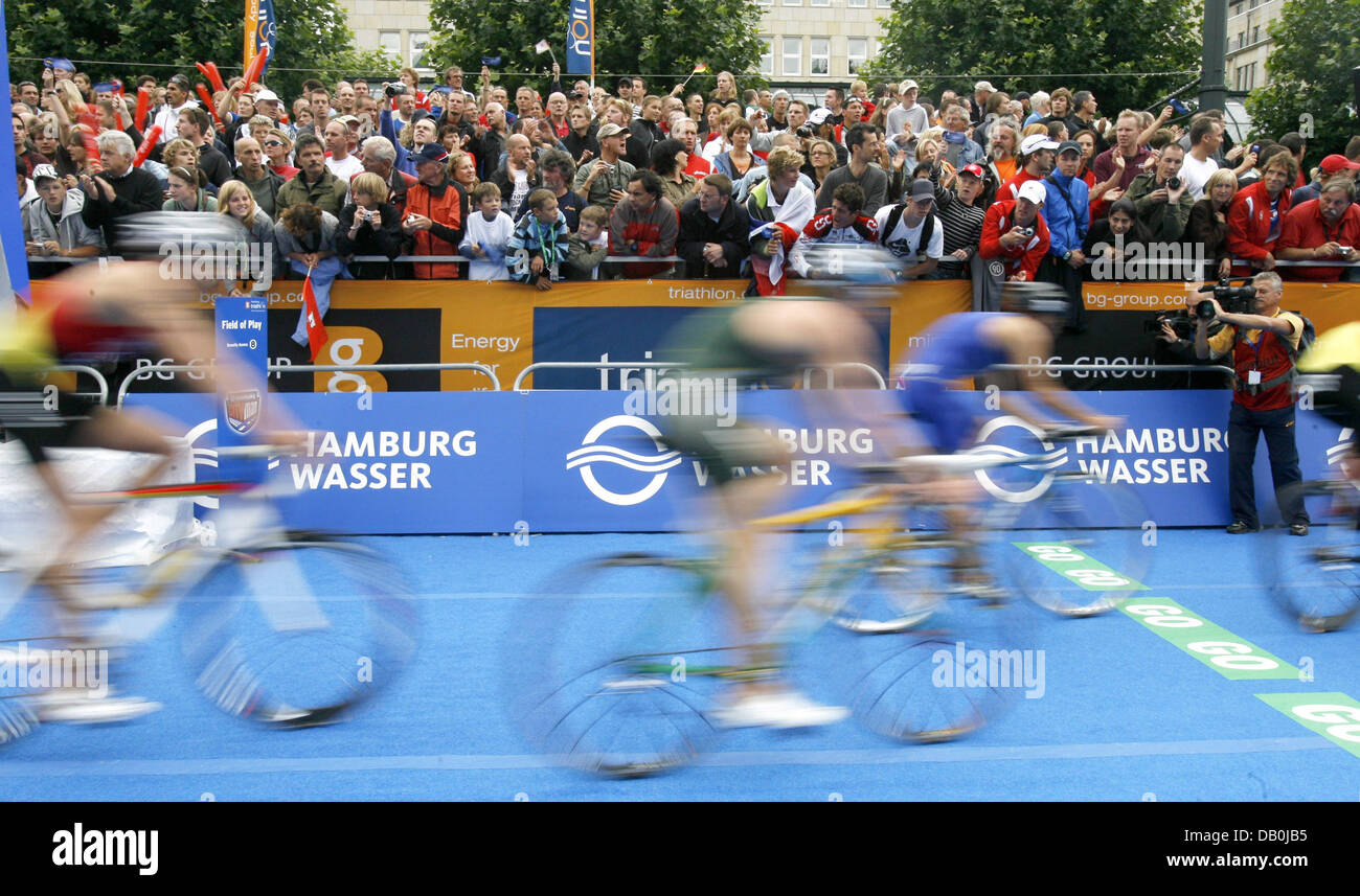 Triathleten übergeben die Zuschauer auf ihre Fahrräder während der Hamburg Triathlon World Championships in Hamburg, Deutschland, 2. September 2007. Foto: Sebastian Widmann Stockfoto