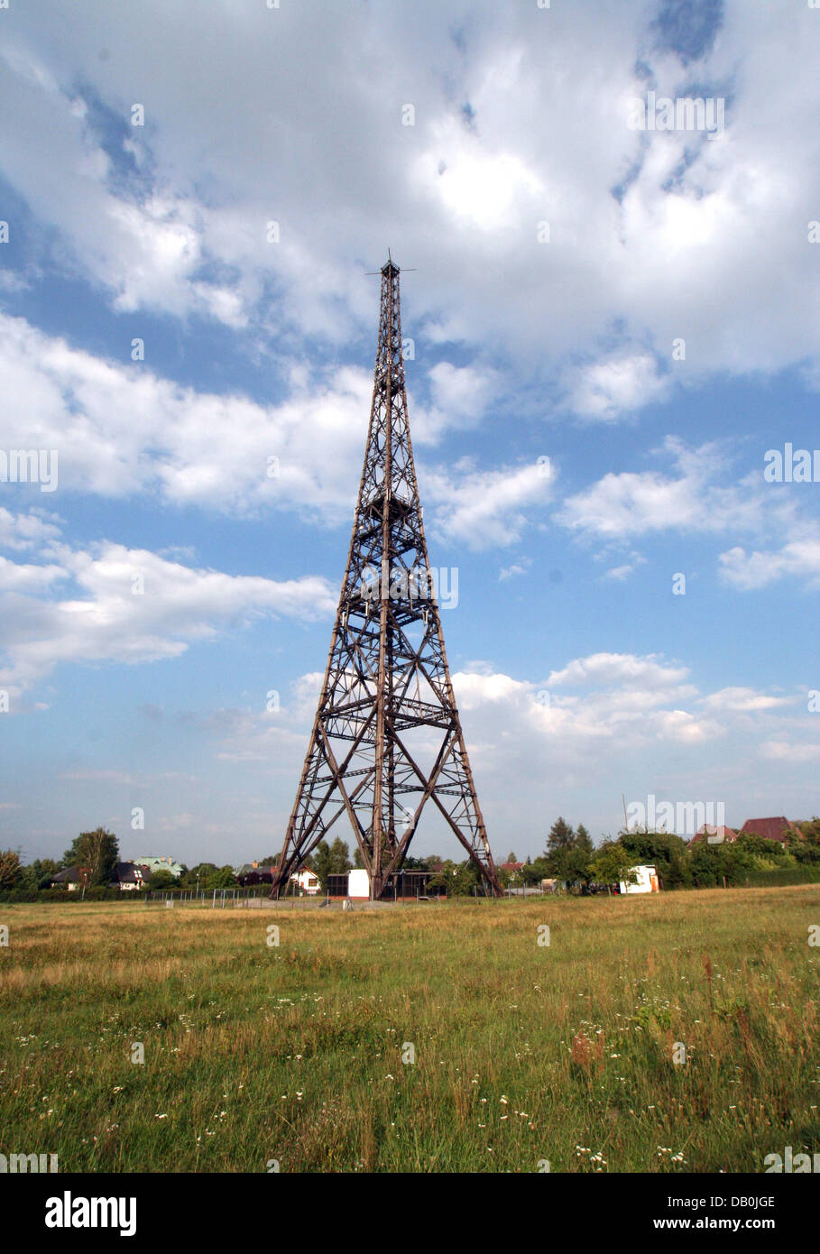 Das Bild zeigt die hölzernen Radio Turm von Gliwice, Polen, 16. August 2007. Der Funkturm ist Teil eines Museums seit 2. Januar 2005. Hitlers Regime gefälscht einen Angriff auf den Sender um einen Grund haben, dringen in Polen am 1. September 1939, dem Beginn des zweiten Weltkriegs. Foto: Lars Halbauer Stockfoto Das Bild zeigt die hölzernen Radio Turm von Gliwice, Polen, 16. August 2007. Der Funkturm ist Teil eines Museums seit 2. Januar 2005. Hitlers Regime gefälscht einen Angriff auf den Sender um einen Grund haben, dringen in Polen am 1. September 1939, dem Beginn des zweiten Weltkriegs. Foto: Lars Halbauer Stockfoto