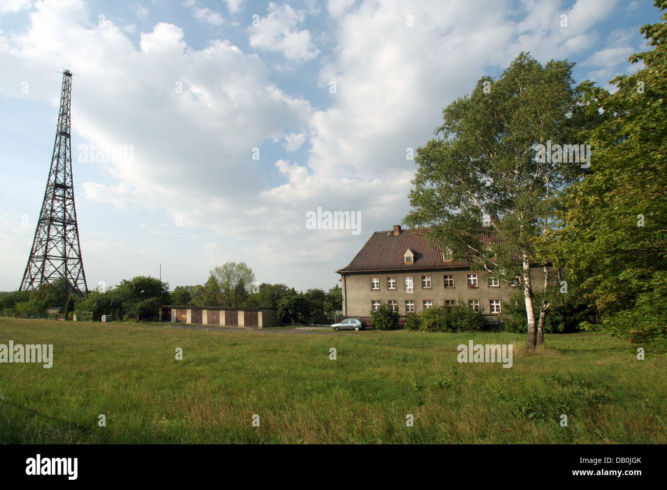 Das Bild zeigt die hölzernen Radio Turm von Gliwice, Polen, 16. August 2007. Der Funkturm ist Teil eines Museums seit 2. Januar 2005. Hitlers Regime gefälscht einen Angriff auf den Sender um einen Grund haben, dringen in Polen am 1. September 1939, dem Beginn des zweiten Weltkriegs. Foto: Lars Halbauer Stockfoto Das Bild zeigt die hölzernen Radio Turm von Gliwice, Polen, 16. August 2007. Der Funkturm ist Teil eines Museums seit 2. Januar 2005. Hitlers Regime gefälscht einen Angriff auf den Sender um einen Grund haben, dringen in Polen am 1. September 1939, dem Beginn des zweiten Weltkriegs. Foto: Lars Halbauer Stockfoto