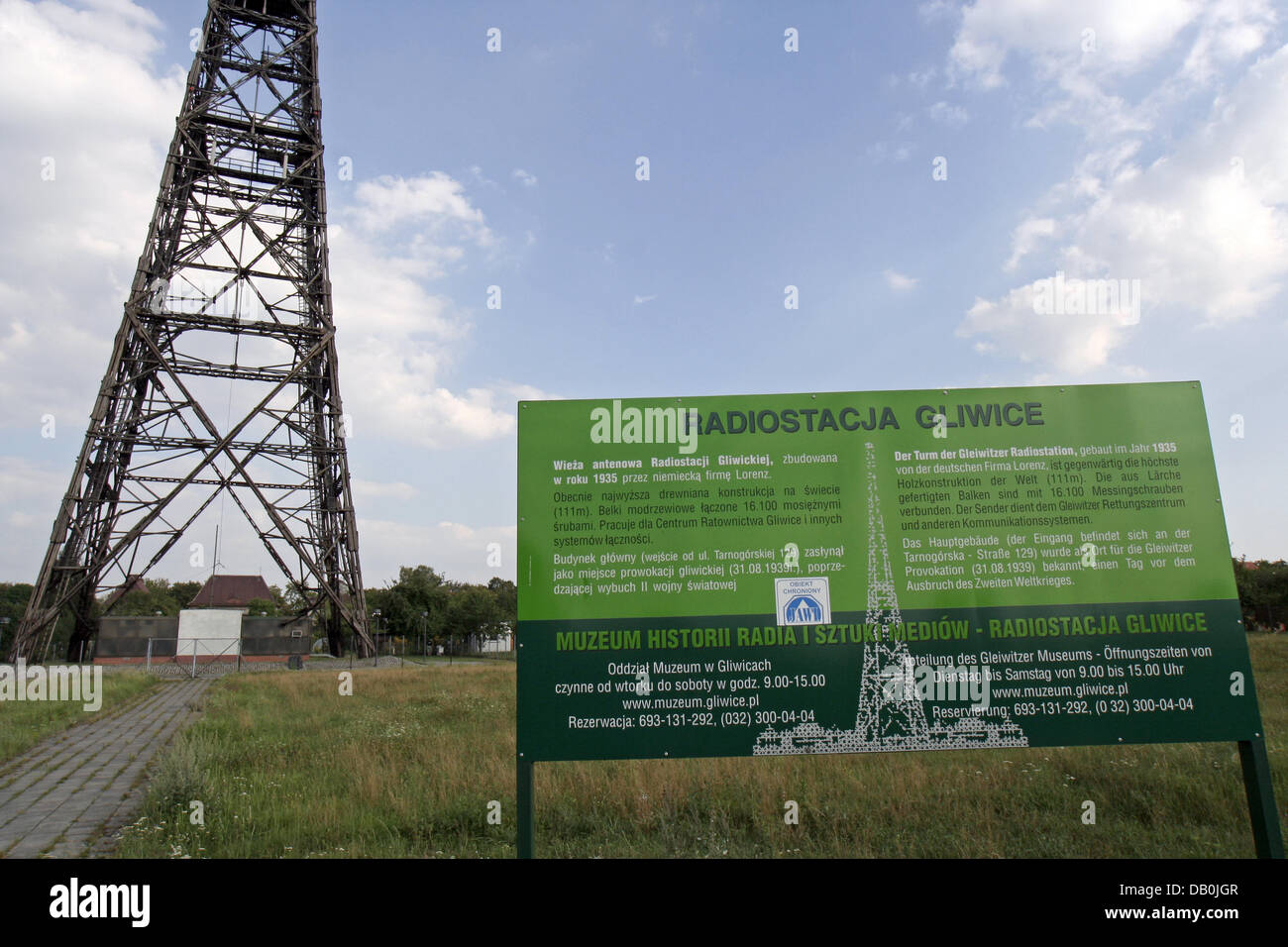 Das Bild zeigt die hölzernen Radio Turm von Gliwice, Polen, 16. August 2007. Der Funkturm ist Teil eines Museums seit 2. Januar 2005. Hitlers Regime gefälscht einen Angriff auf den Sender um einen Grund haben, dringen in Polen am 1. September 1939, dem Beginn des zweiten Weltkriegs. Foto: Lars Halbauer Stockfoto Das Bild zeigt die hölzernen Radio Turm von Gliwice, Polen, 16. August 2007. Der Funkturm ist Teil eines Museums seit 2. Januar 2005. Hitlers Regime gefälscht einen Angriff auf den Sender um einen Grund haben, dringen in Polen am 1. September 1939, dem Beginn des zweiten Weltkriegs. Foto: Lars Halbauer Stockfoto
