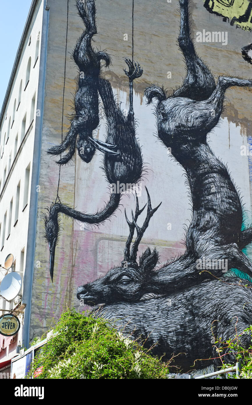 GRAFFITI AUF WÄNDEN IN BERLIN-KREUZBERG Stockfoto