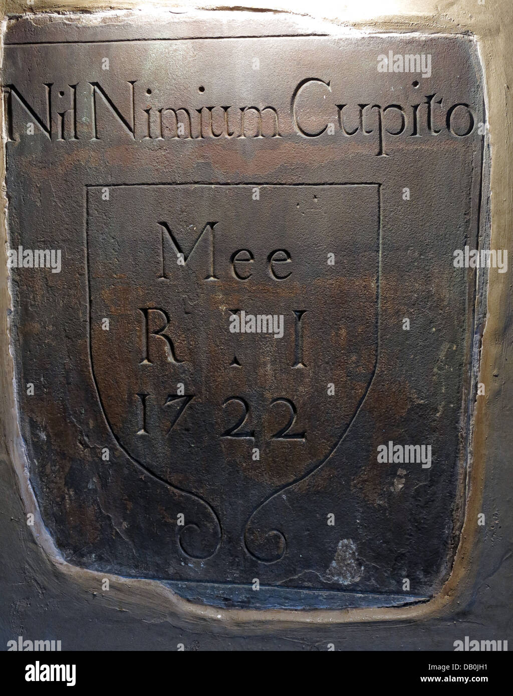 Inschrift aus Mauerwerk im George & Dragon Inn, Great Budworth Nil Nimium Cupito mir 1722 Stockfoto