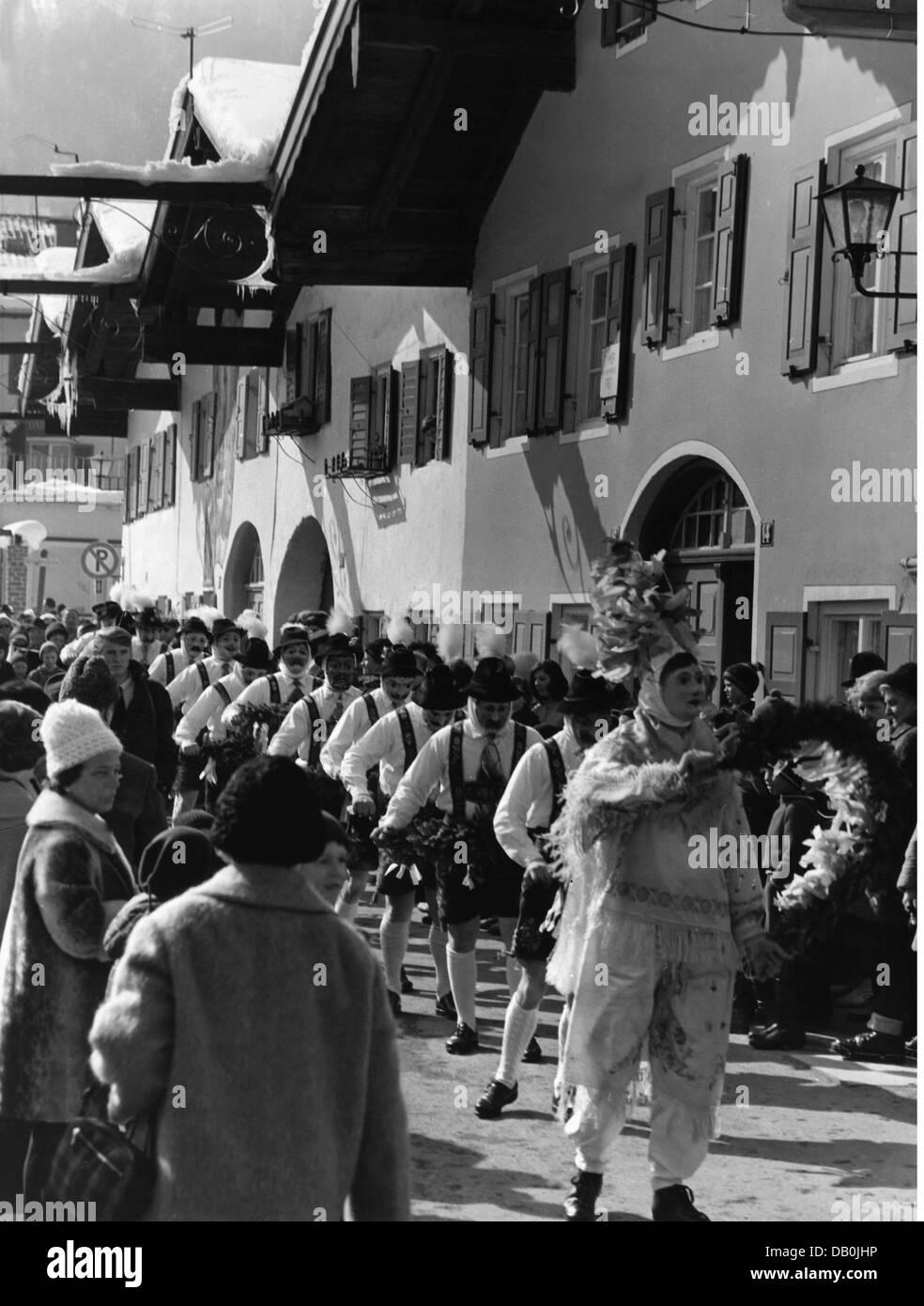 Festlichkeiten, Karneval in Partenkirchen, Glockenhaking in Mittenwald, Teilnehmer der Prozession mit Holzmasken, angeführt von der Haupttänzerin, Mittenwald, 1965, Zusatz-Rechte-Clearenzen-nicht vorhanden Stockfoto