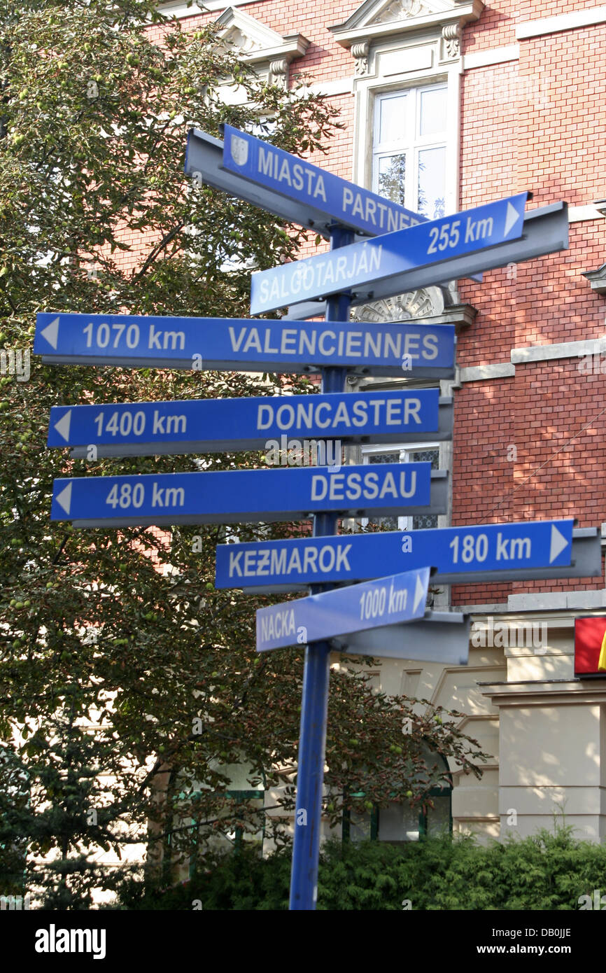 Ein Wegweiser zeigt die Richtungen zu allen Partnerstädten von Gliwice, Poland, 16. August 2007. Hitlers Regime gefälscht einen Angriff auf die Stadt-Radio-Station, einen Grund haben, dringen in Polen am 1. September 1939, dem Beginn des zweiten Weltkriegs. Foto: Lars Halbauer Stockfoto Ein Wegweiser zeigt die Richtungen zu allen Partnerstädten von Gliwice, Poland, 16. August 2007. Hitlers Regime gefälscht einen Angriff auf die Stadt-Radio-Station, einen Grund haben, dringen in Polen am 1. September 1939, dem Beginn des zweiten Weltkriegs. Foto: Lars Halbauer Stockfoto