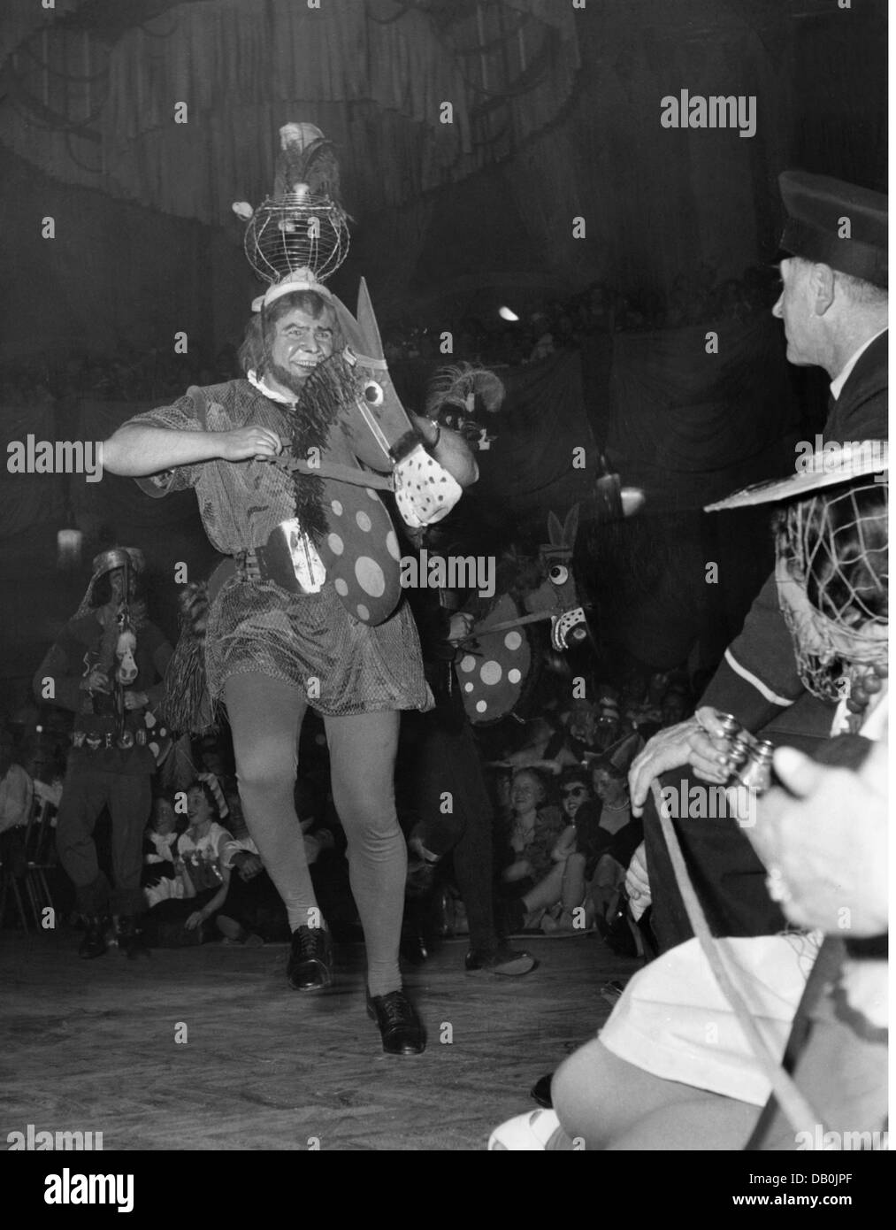 Festlichkeiten, Karneval, Fest der 'Deutschen Ritter', Ritter auf Holzpferd, Löwenbräukeller, München, 1957, Zusatz-Rechte-Clearenzen-nicht vorhanden Stockfoto