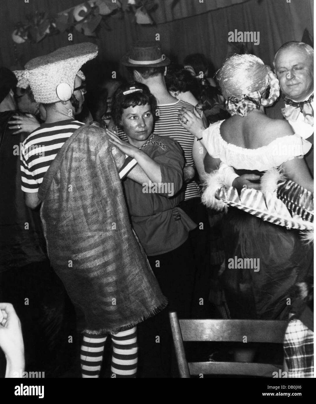 Festlichkeiten, Karneval, Festtag des 'Deutschen Ritter', kostümierte Gäste tanzen, Löwenbräukeller, München, 1957, Zusatz-Rechte-Clearenzen-nicht vorhanden Stockfoto
