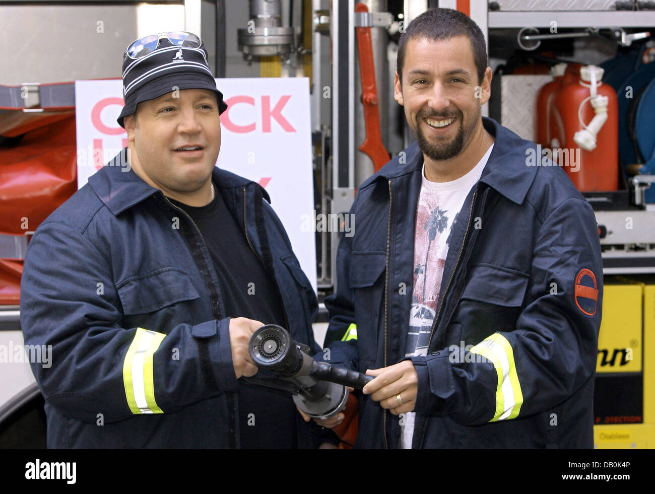 Schauspieler Kevin James (L) und Adam Sandler posieren vor ein Feuerwehr-Auto um ihren Film zu fördern "Erkläre ich euch Chuck und Larry" in Berlin, Deutschland, 5. September 2007. James und Sandler spielen Feuerwehrleute, die widerwillig zu heiraten. Foto: Tim Brakemeier Stockfoto