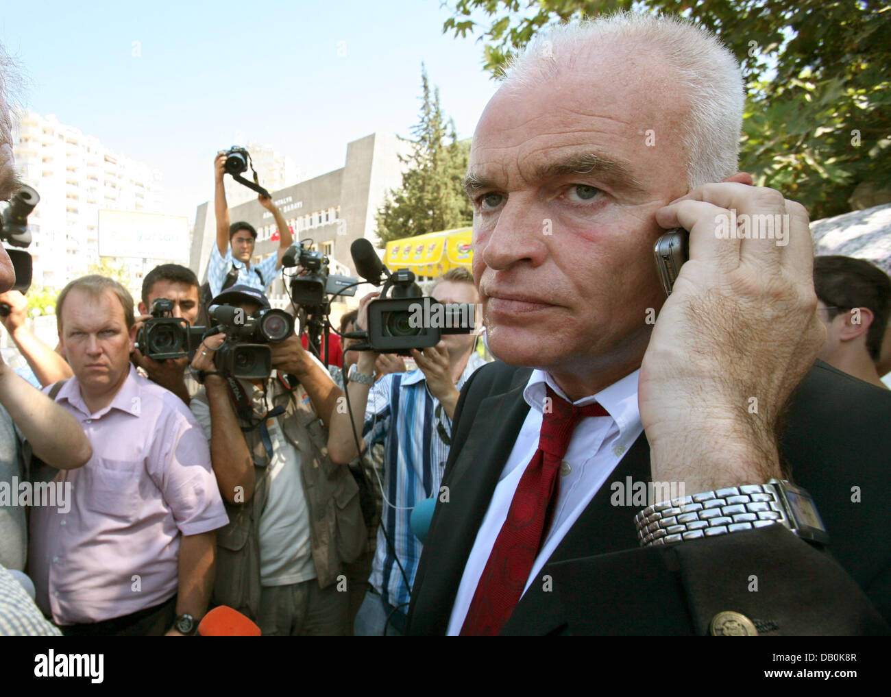 Der deutsche Jurist der 17-j hrige deutschen Schüler Marco W., Matthias Waldraff, macht einen Anruf nach der Vertagung des Prozesses in Antalya, Türkei, 6. September 2007. Marco W. ist seit April in türkischer Haft gehalten, für ein 13-Year-Old British Mädchen, angeblich sexuell missbraucht. Die nächste Prüfung statt findet am 28. September. Foto: Jochen Luebke Stockfoto