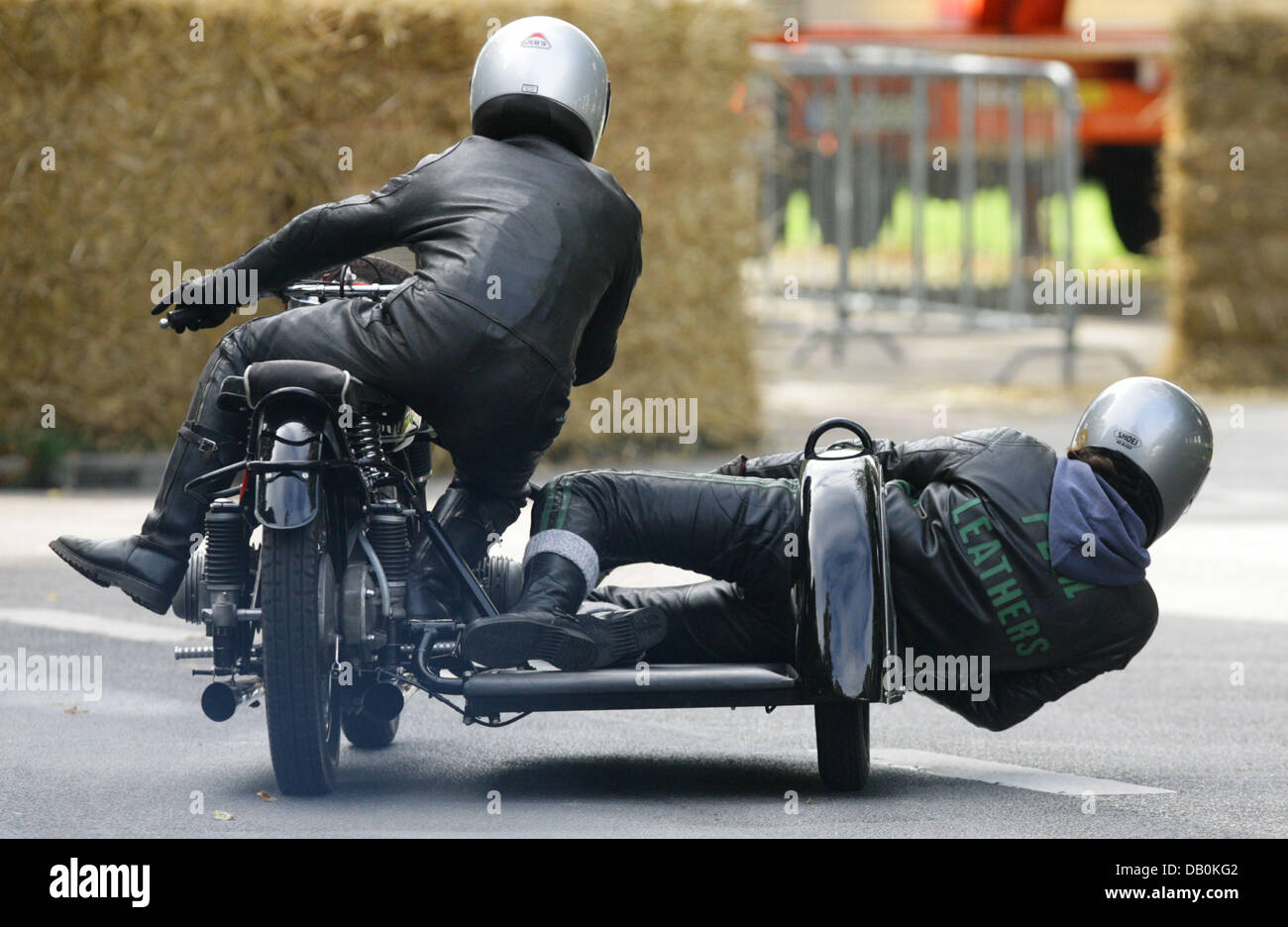 Ein Renn-Set ist in Aktion während des sechsten Oldtimer-Rennens am Stadtpark in Hamburg, Deutschland, 8. September 2007 dargestellt. Die jährliche Veranstaltung erinnert an Hamburgs International City Park Race dauerhaft aus den 1930er Jahren bis in die 1950er Jahre. Über 205 Hictoric Motorräder und mehr als 130 Autos verschiedener Arten sammeln auf der 1,7 Kilometer langen Strecke heute und morgen. Foto: Bodo Marks Stockfoto
