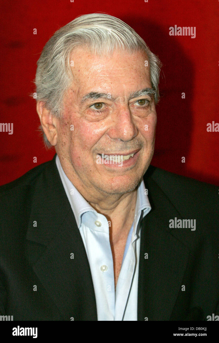 Peruanische Autor Mario Vargas Llosa ist nach einer Lesung im Rahmen des "Internationalen Literaturfestivals" in Berlin, Deutschland, 9. September 2007 abgebildet. Foto: Rainer Jensen Stockfoto