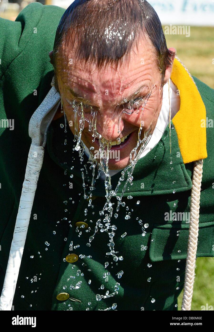 Alcester, Warwickshire. 22. Juli 2013. Martin Bingham, erste Peitsche mit Ross Harriers bekommt eine kühlende Dusche Wasser in der CLA Game Fair, Ragley Hall, Alcester, Warwickshire, 19,20, 21. Juli. Foto von John Robertson, 2013. © John Robertson/Alamy Live-Nachrichten Stockfoto