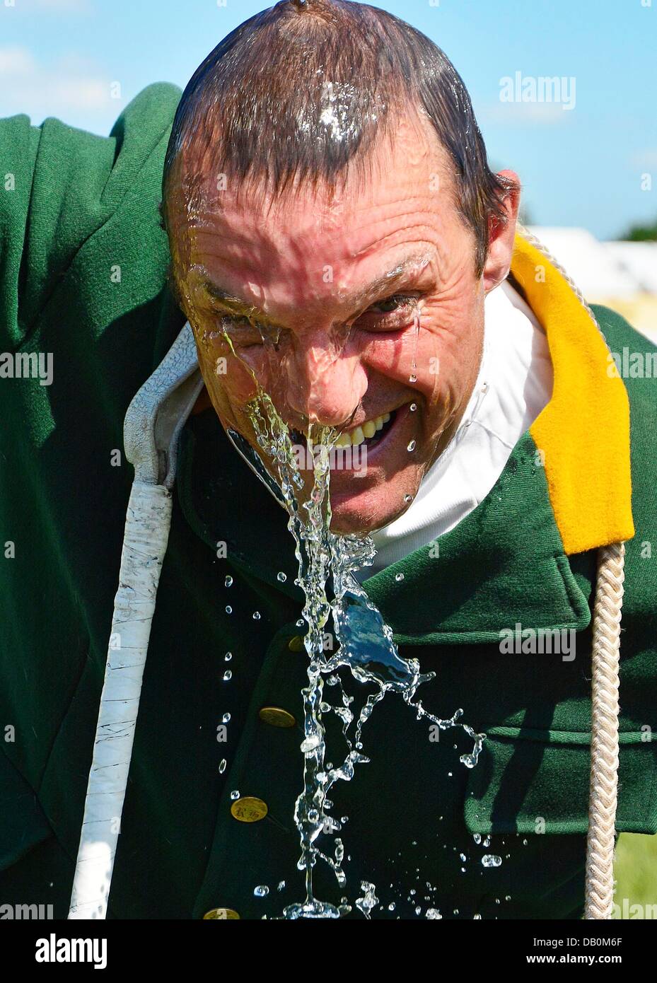 Alcester, Warwickshire. 22. Juli 2013. Martin Bingham, erste Peitsche mit Ross Harriers bekommt eine kühlende Dusche Wasser in der CLA Game Fair, Ragley Hall, Alcester, Warwickshire, 19,20, 21. Juli. Foto von John Robertson, 2013. © John Robertson/Alamy Live-Nachrichten Stockfoto