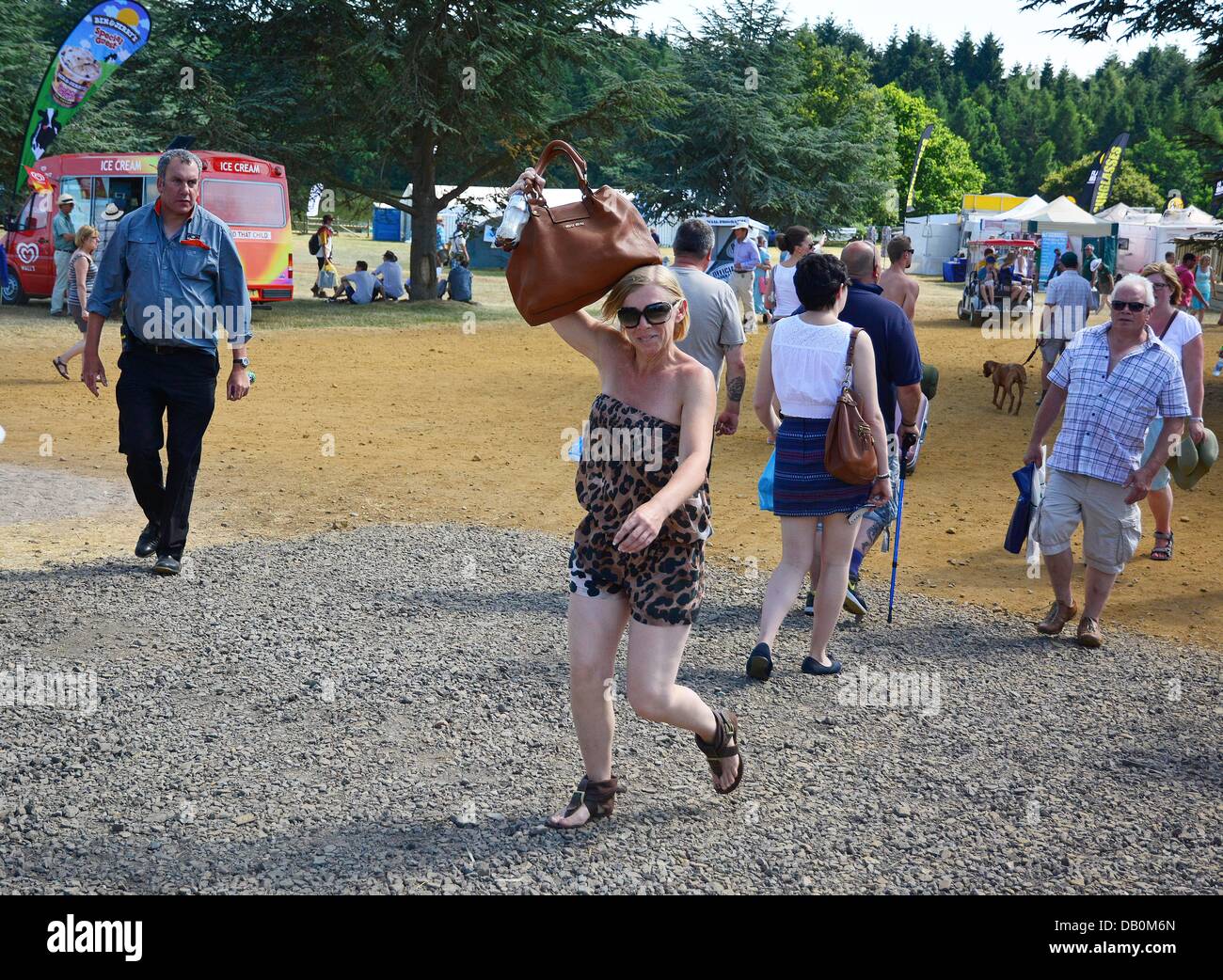 Alcester, Warwickshire. 22. Juli 2013. Schutz vor dem Backen Hitze in der CLA Game Fair, Ragley Hall, Alcester, Warwickshire, 19,20, 21. Juli. Foto von John Robertson, 2013. © John Robertson/Alamy Live-Nachrichten Stockfoto