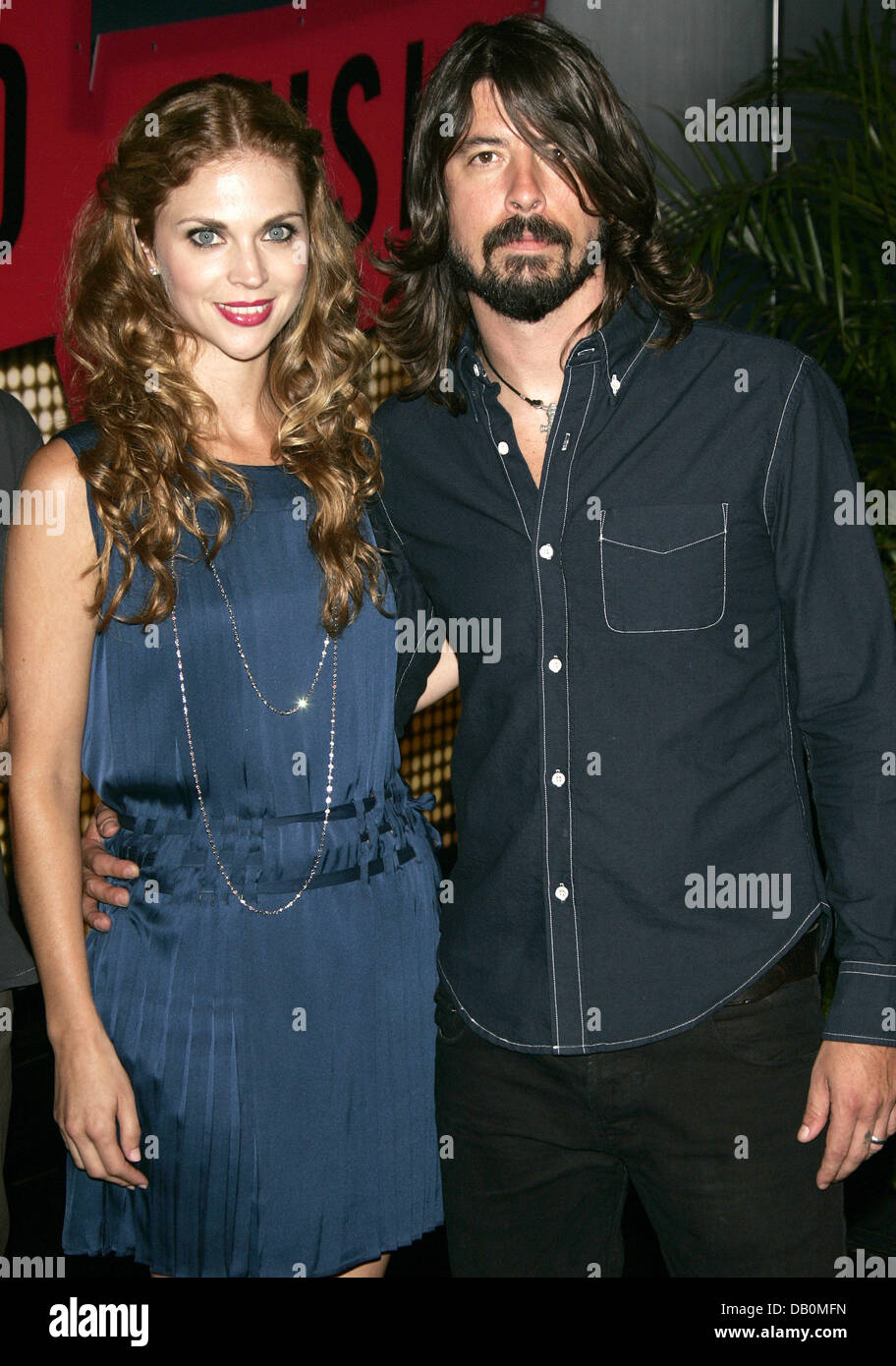 Dave Grohl Von Der Band Foo Fighters Und Seine Frau Jordyn Blum F r dave-grohl-von-der-band-foo-fighters-und-seine-frau-jordyn-blum-f-r