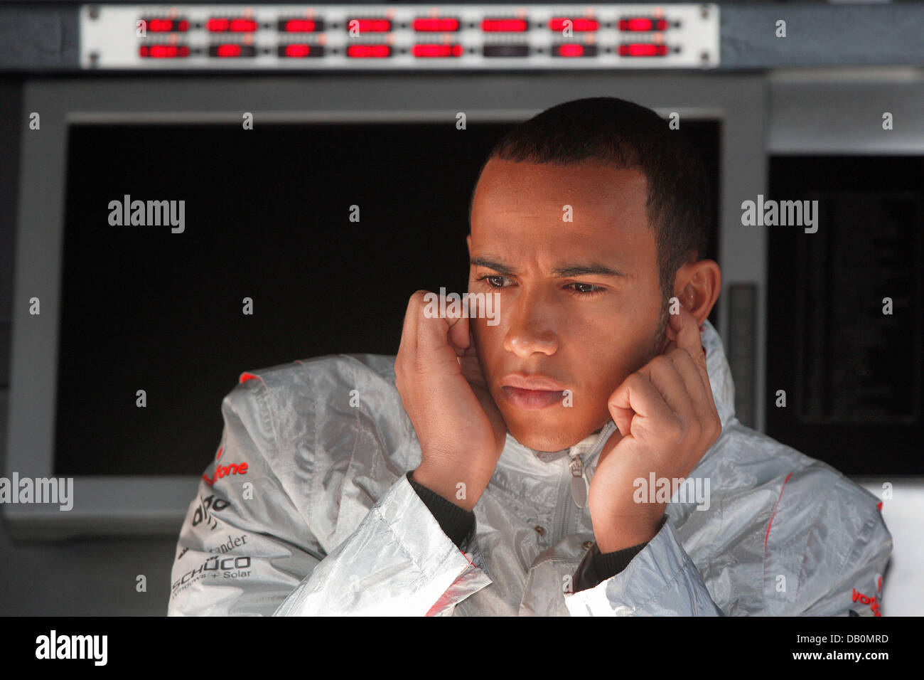 Britischer Formel-1-Neuling Lewis Hamilton von McLaren Mercedes schützt seine Ohren während des ersten Trainings an der Rennstrecke in Spa-Francorchamps, Belgien, 14. September 2007. Die 2007 Formel 1 Grand Prix von Belgien am 16. September 2007 stattfinden. Foto: Jens Büttner Stockfoto