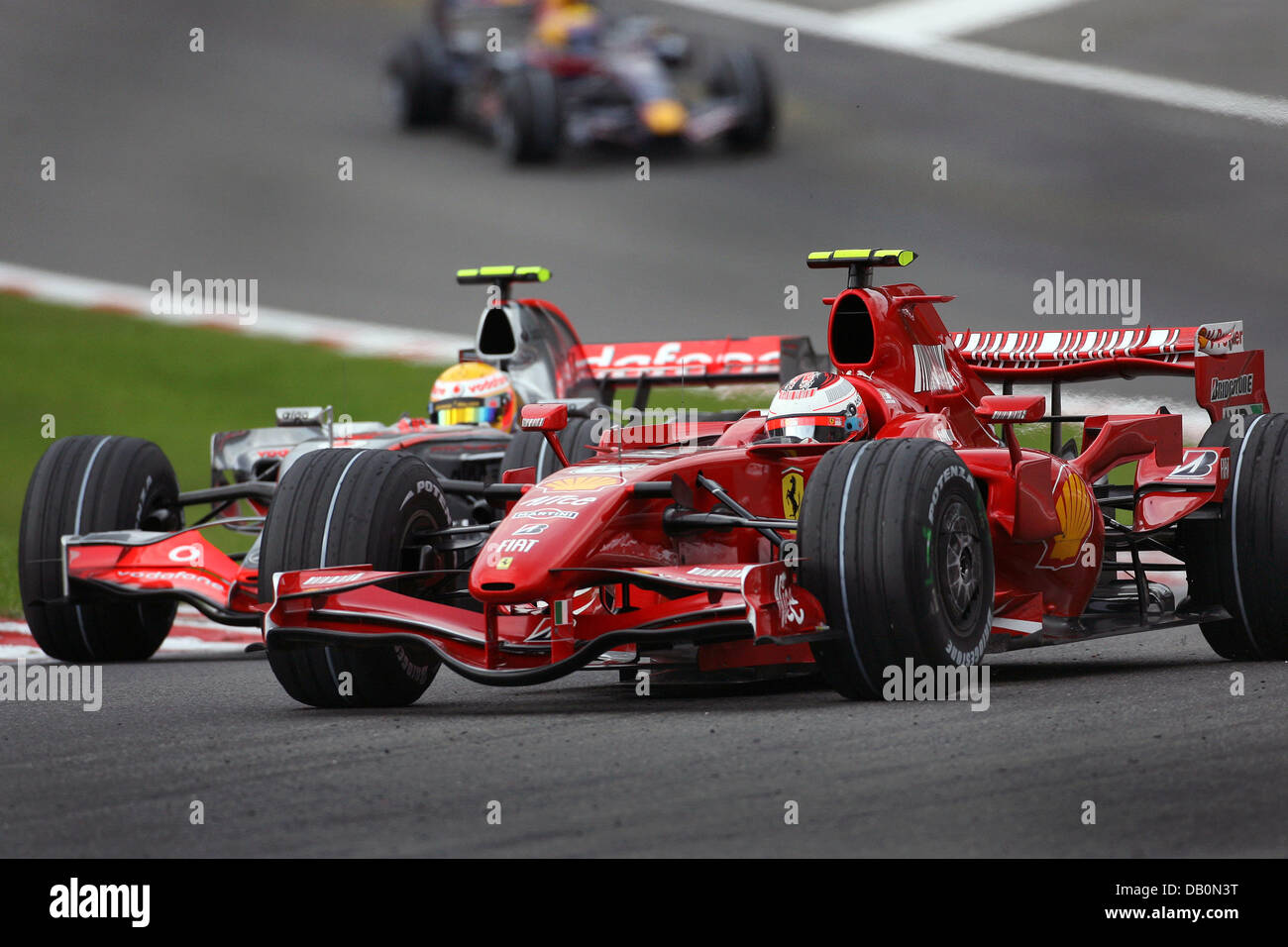 Finnische Formel1 pilot Kimi Räikkönen Ferrari steuert sein Auto vor britischen Formel-1 pilot Lewis Hamilton von McLaren Mercedes während des Qualifyings auf Spur Rennstrecke in Spa-Francorchamps, Belgien, 15. September 2007. Die 2007 Formel 1 Grand Prix von Belgien am 16. September 2007 stattfinden. Foto: Jens Büttner Stockfoto