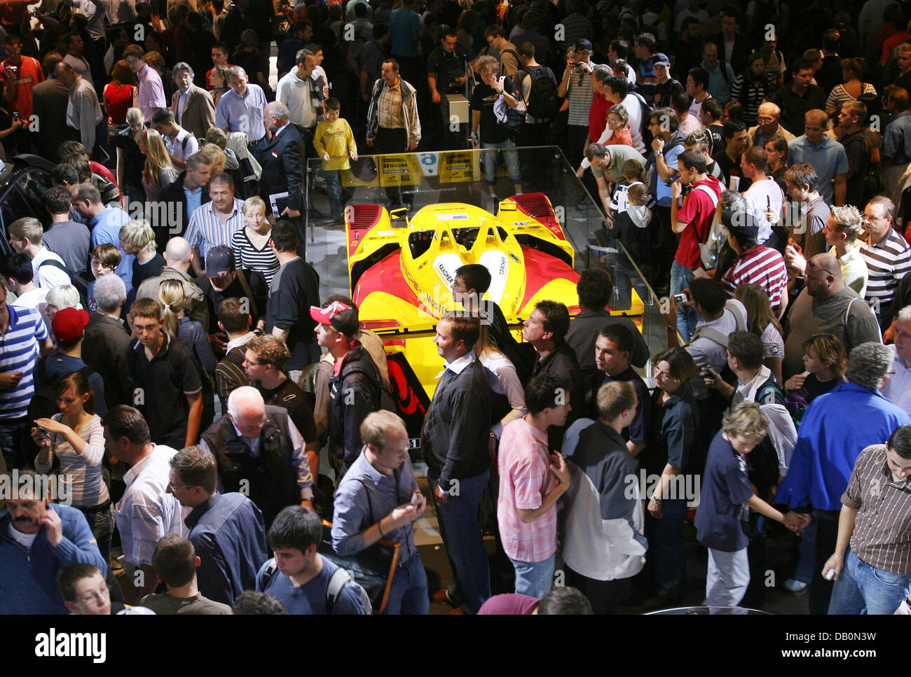 Das Bild zeigt die gut frequentierten internationalen Automobilausstellung 2007 (IAA) in Frankfurt Main, Deutschland, 15. September 2007. Der diesjährigen IAA, die weltweit wichtigste Auto Messe, geht es um die globale Erwärmung. Mehr als 260 neue Modelle, davon 88 Weltpremieren, werden vom 13. bis 23. September vorgestellt. Foto: Boris Roessler Stockfoto