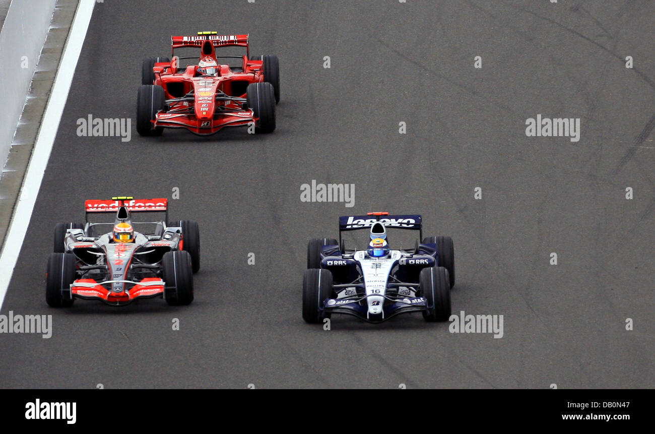 Britischer Formel-1 pilot Lewis Hamilton von McLaren Mercedes (L-R), finnischer Formel-1 pilot Kimi Räikkönen Ferrari und deutscher Formel1 pilot Nico Rosberg Williams lenken ihre Autos während des Qualifyings auf Spur Rennstrecke in Spa-Francorchamps, Belgien, 15. September 2007. Die 2007 Formel 1 Grand Prix von Belgien am 16. September 2007 stattfinden. Foto: Jens Büttner Stockfoto