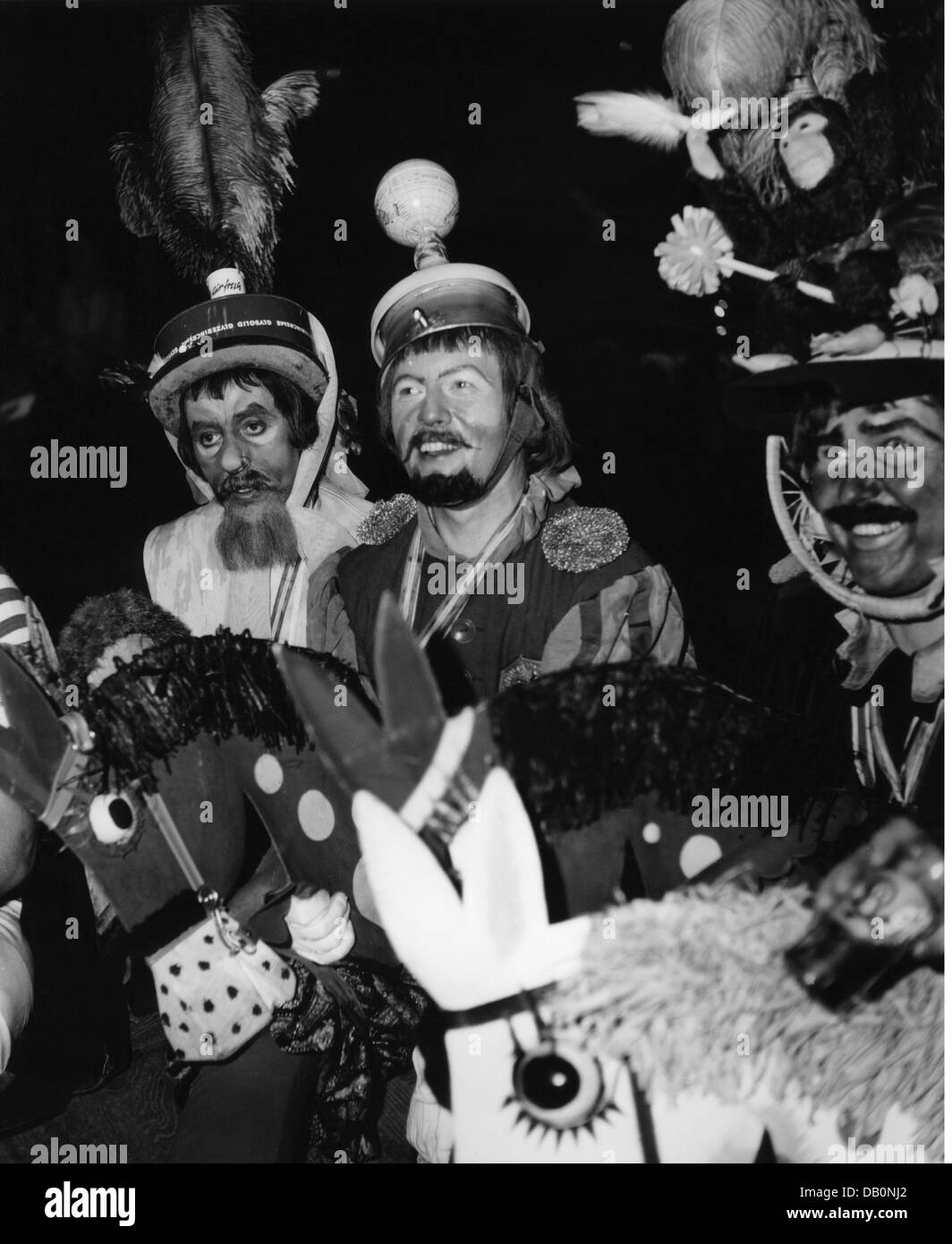 Festlichkeiten, Karneval, Fest des 'Deutschen Ritter', Ritter auf Holzpferden, Löwenbräukeller, München, 1958, Zusatz-Rechte-Clearenzen-nicht vorhanden Stockfoto