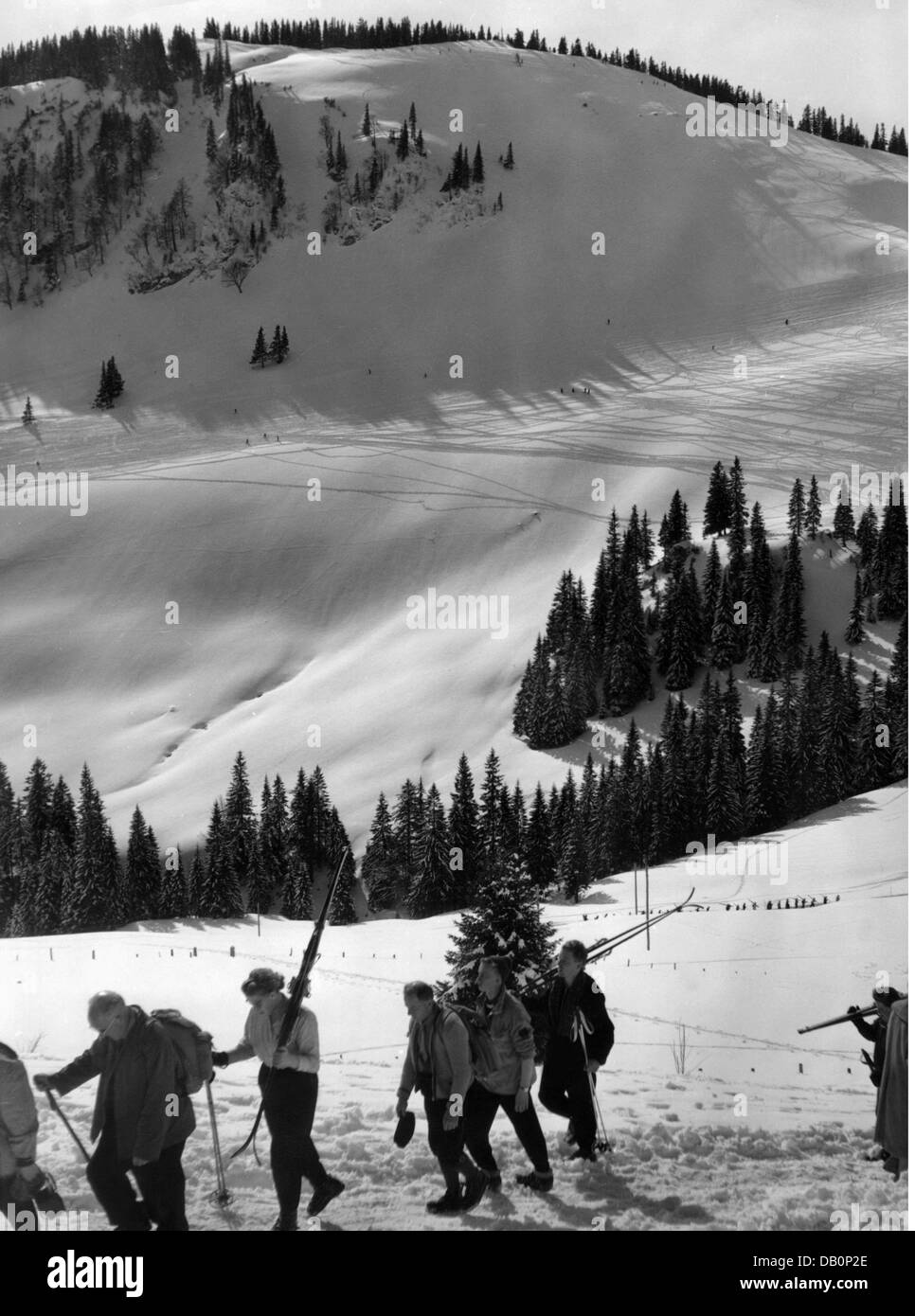 Sport, Wintersport, Skifahren, Alpin, Skifahrer, die sich auf die obere Firstalm, Schliersee, 1957, Additional-Rights-Clearences-not available Stockfoto