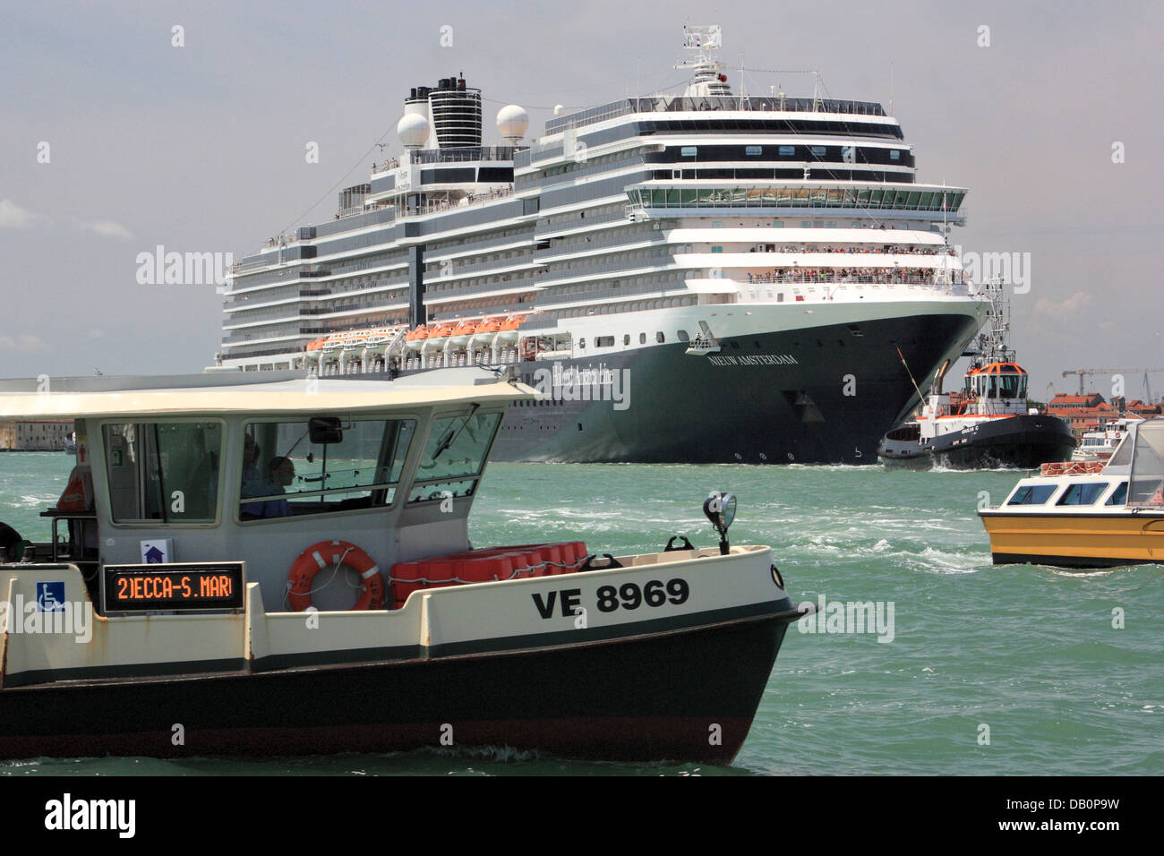 Kreuzfahrtschiff Nieuw Amsterdam in Venedig, IMO 9378450 Stockfoto