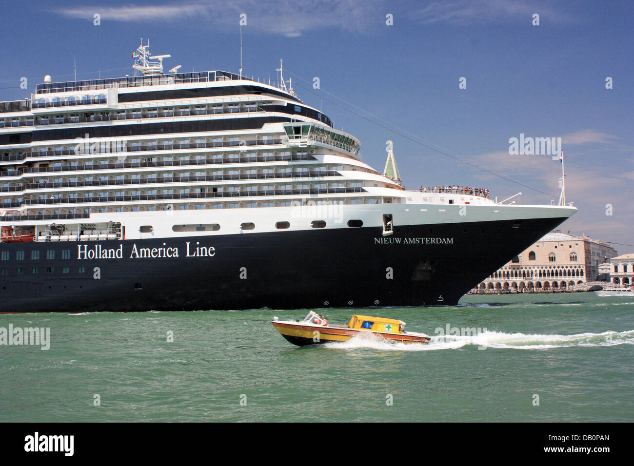 Kreuzfahrtschiff Nieuw Amsterdam, IMO 9378450 und venezianischen Ambulanz-Boot. Stockfoto