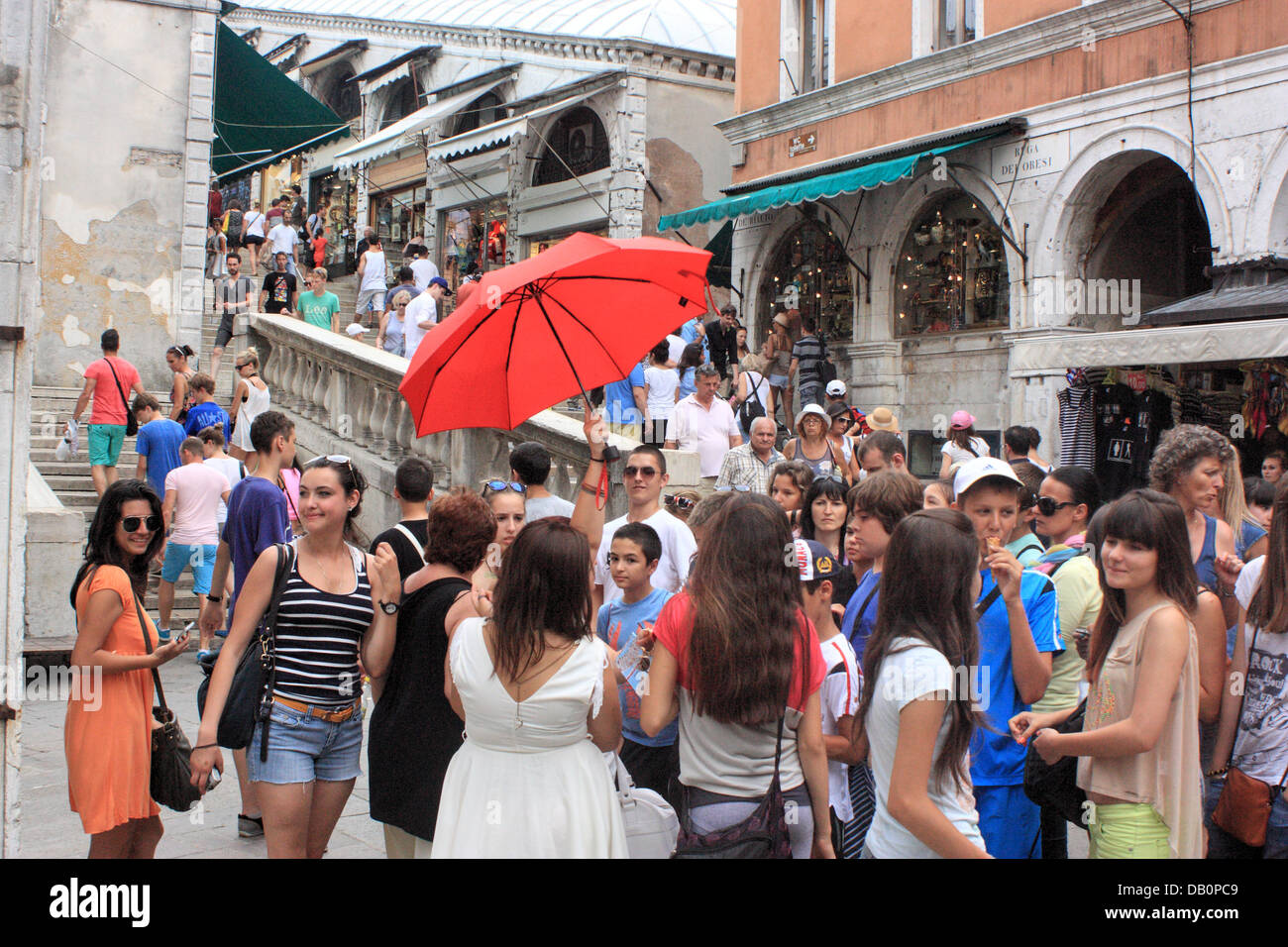 Glückliche junge Menschen auf einer geführten Tour in Venedig (vor der Rialto-Brücke). Stockfoto