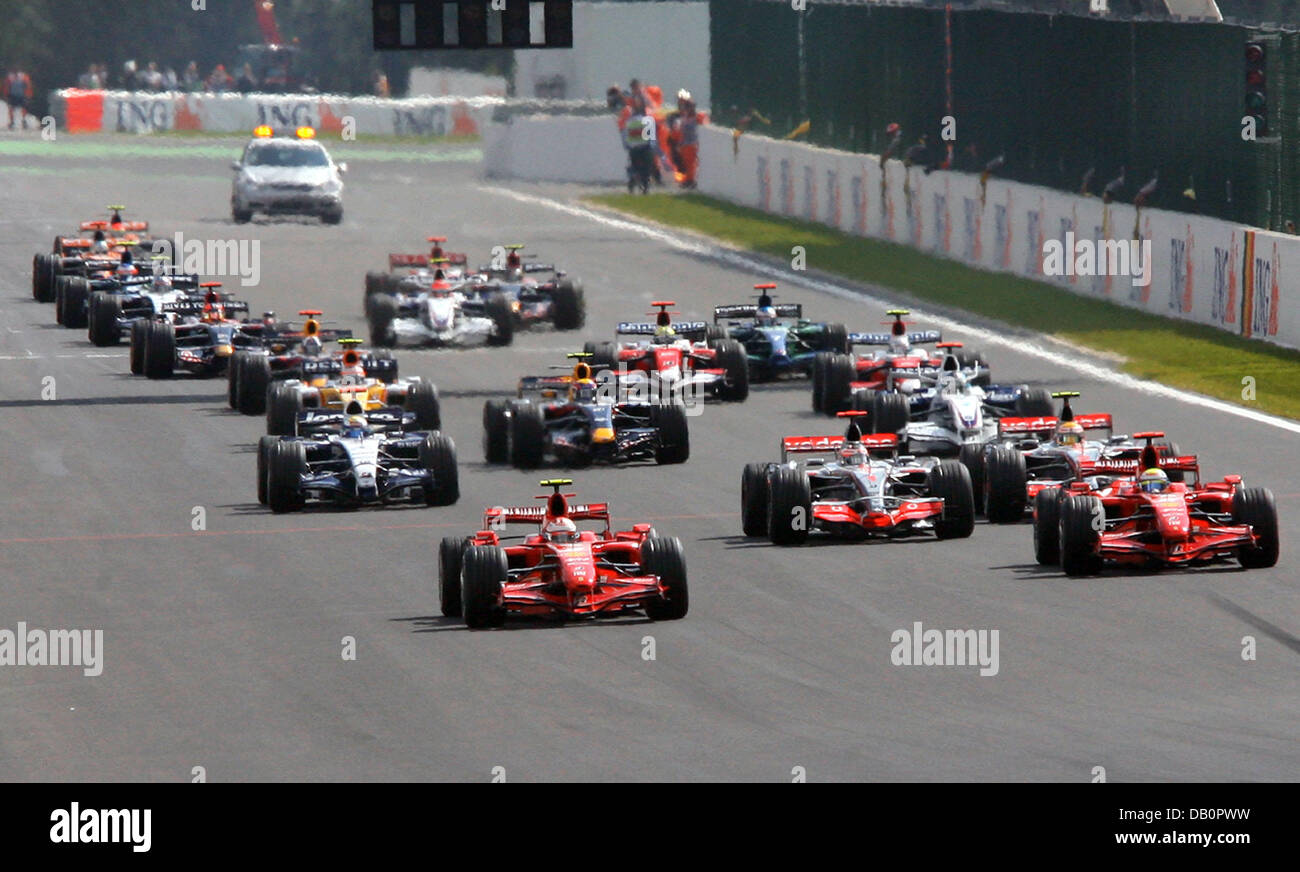 Finnischer Formel1-Fahrer Kimi Räikkönen (Front L) der Scuderia Ferrari führt die Packung nach Beginn des Grand Prix von Belgien beim Rennen verfolgen in Spa-Francorchamps, Belgien, 16. September 2007. Foto: ROLAND WEIHRAUCH Stockfoto