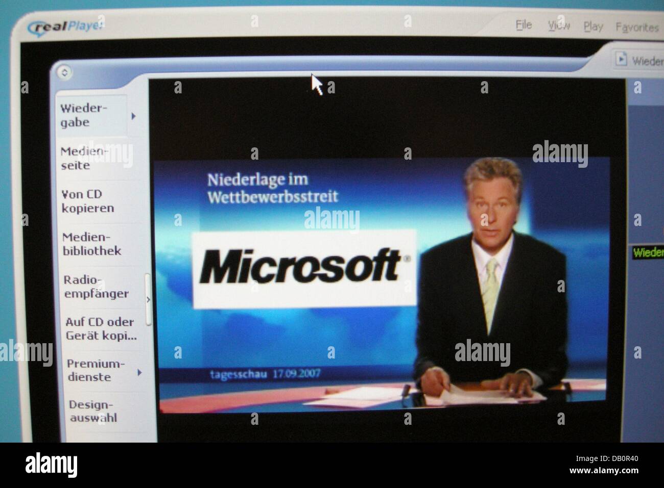 Das Bild vom 17. September 2007 zeigt einen Screenshot der "RealPlayer" zeigt Windows Media Player zeigt einen Videostream des öffentlichen TV Sender ARD Hauptnachrichten "Tagesschau" Berichterstattung über der Europäische Gerichtshof EuGH Entscheidung bestätigt die Entscheidung der EU-Kommission auf Microsofts Windows Media Player. In seiner Entscheidung vom 17. September 2007 in Luxemburg, Luxemburg, das Gericht Stockfoto