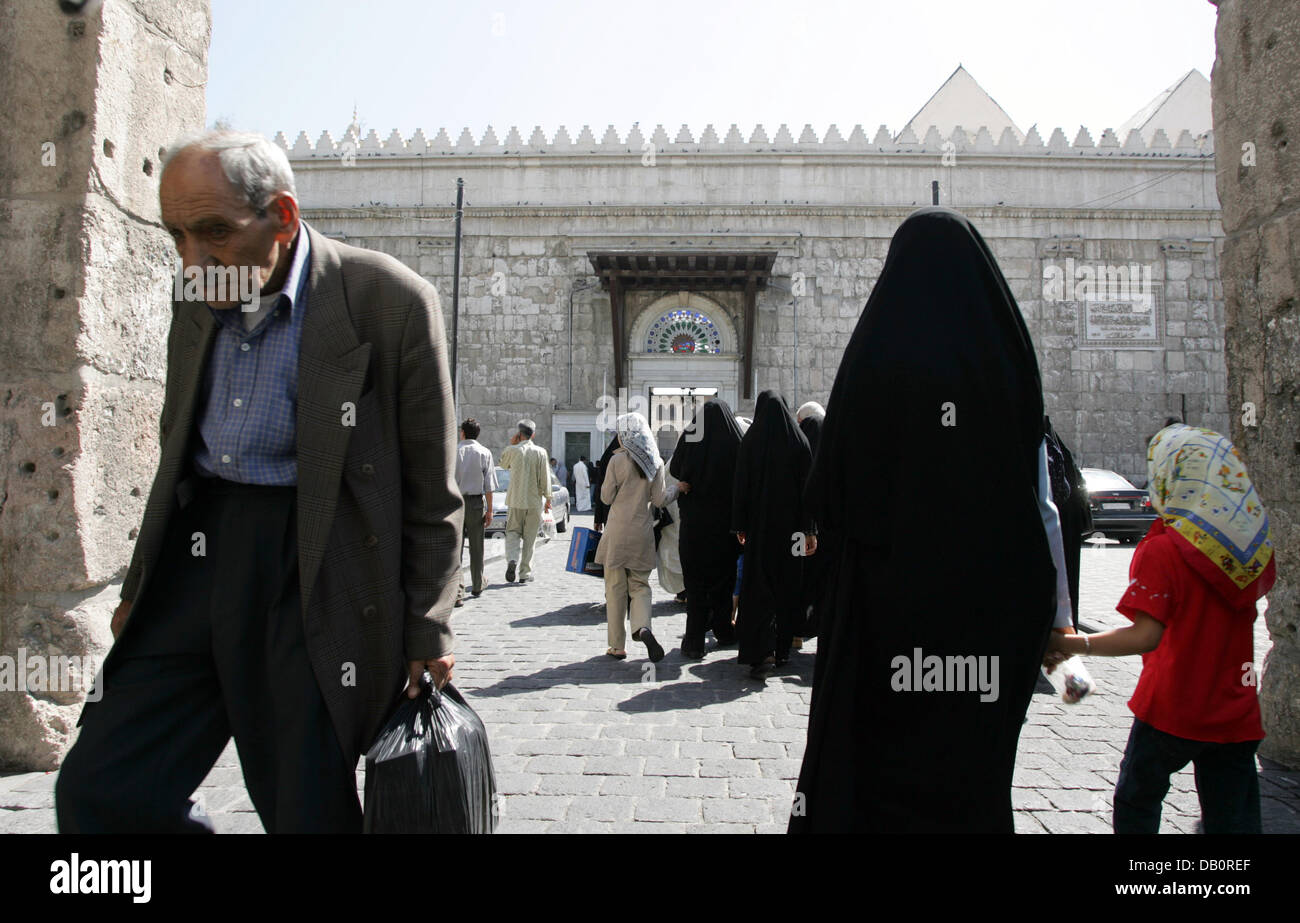 Zahlreiche Gläubige gehen in Richtung der Omayyaden-Moschee in Damaskus, Syrien, der alte Teil 29. August 2007. Die Moschee wurde von der Omayyaden-Kalif Al-Walid 705 n. Chr., als Damaskus das Kapital des arabisch-islamischen Reiches war gebaut. Vorübergehend wurde sie als Kirche in der christlichen Ära rekonstruiert. Foto: Rainer Jensen Stockfoto