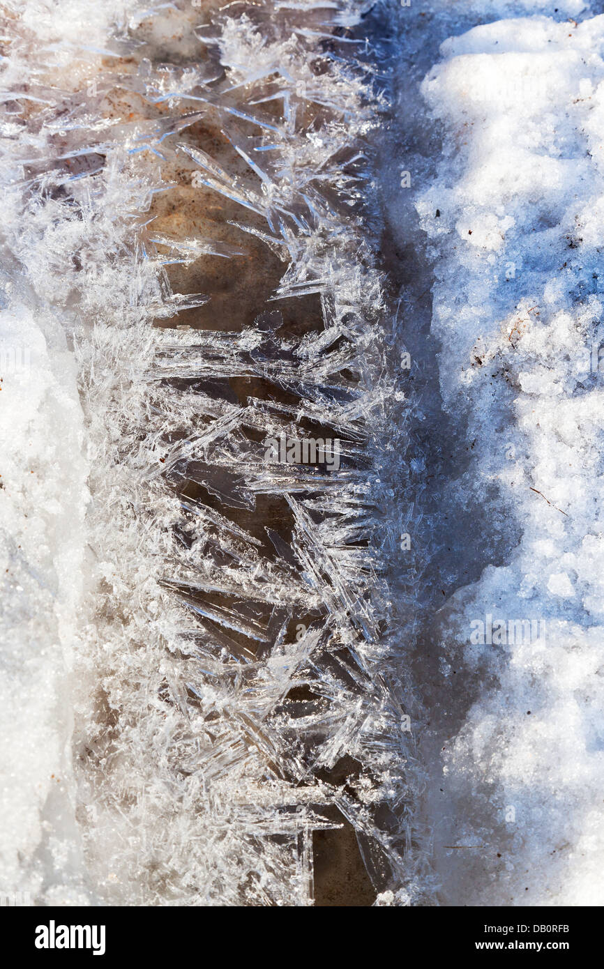 gefrorenen Eiskristallen unter schmelzenden Schnee Stream hautnah Stockfoto
