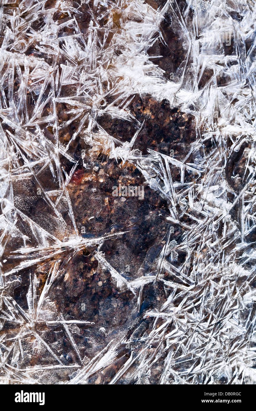 Natureis Kristalle über gefrorenen Bach hautnah Stockfoto