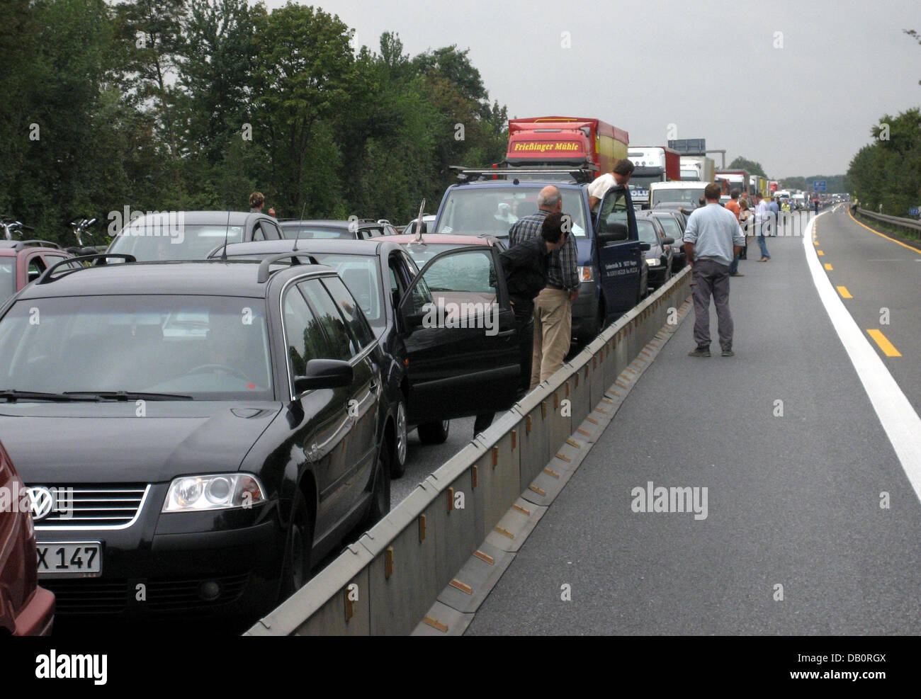 Ein Stau ist nach einer Vollsperrung wegen eines Unfalls auf der Autobahn A61 bei Meckenheim, Deutschland, 7. September 2007 abgebildet. Foto: Franz-Peter Tschauner Stockfoto